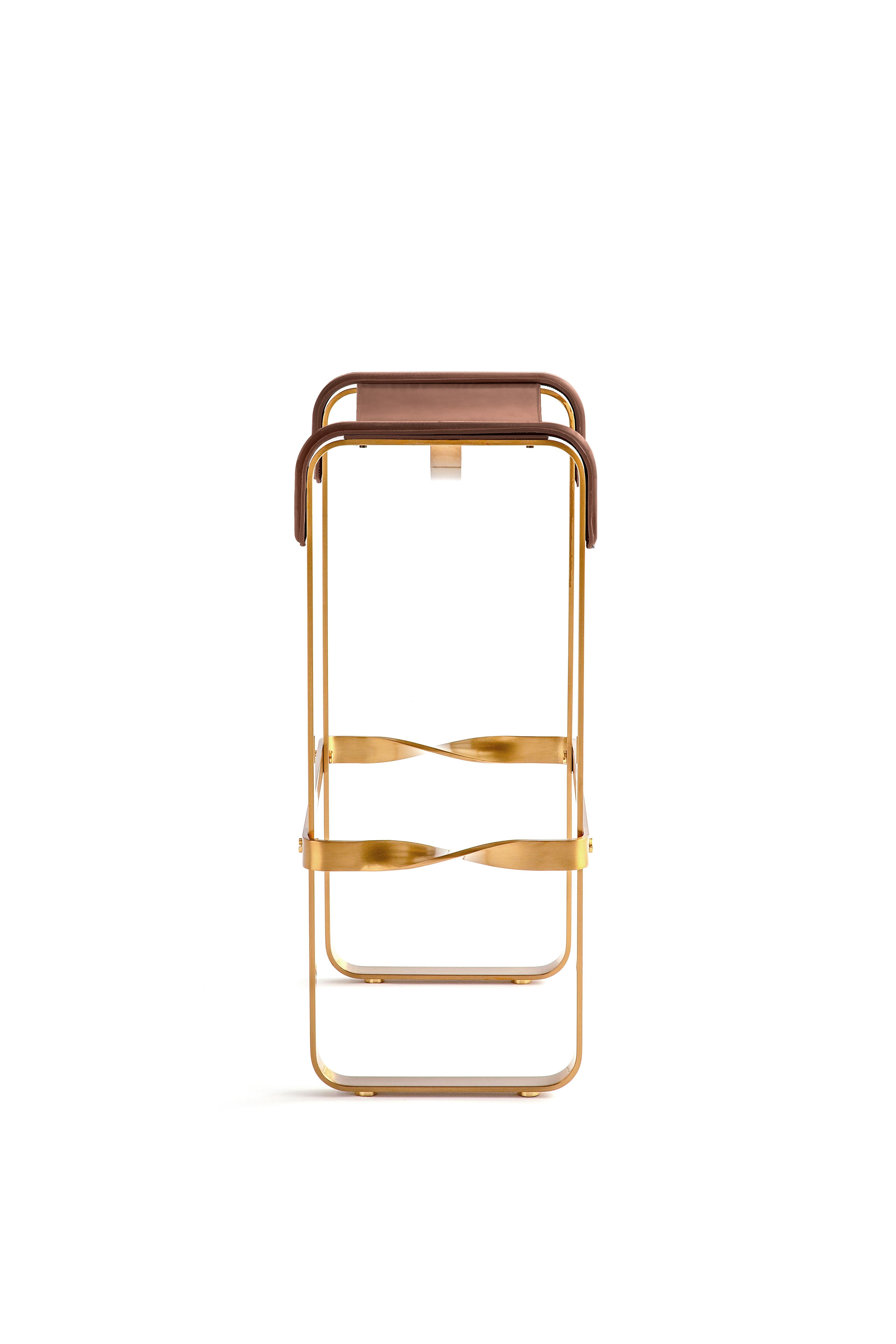 Der zeitgenössische Barhocker Wanderlust gehört zu einer Kollektion von minimalistischen und ruhigen Stücken, bei denen sich Exklusivität und Präzision in kleinen, auf den ersten Blick unscheinbaren Details wie den handgedrehten Metallmuttern und