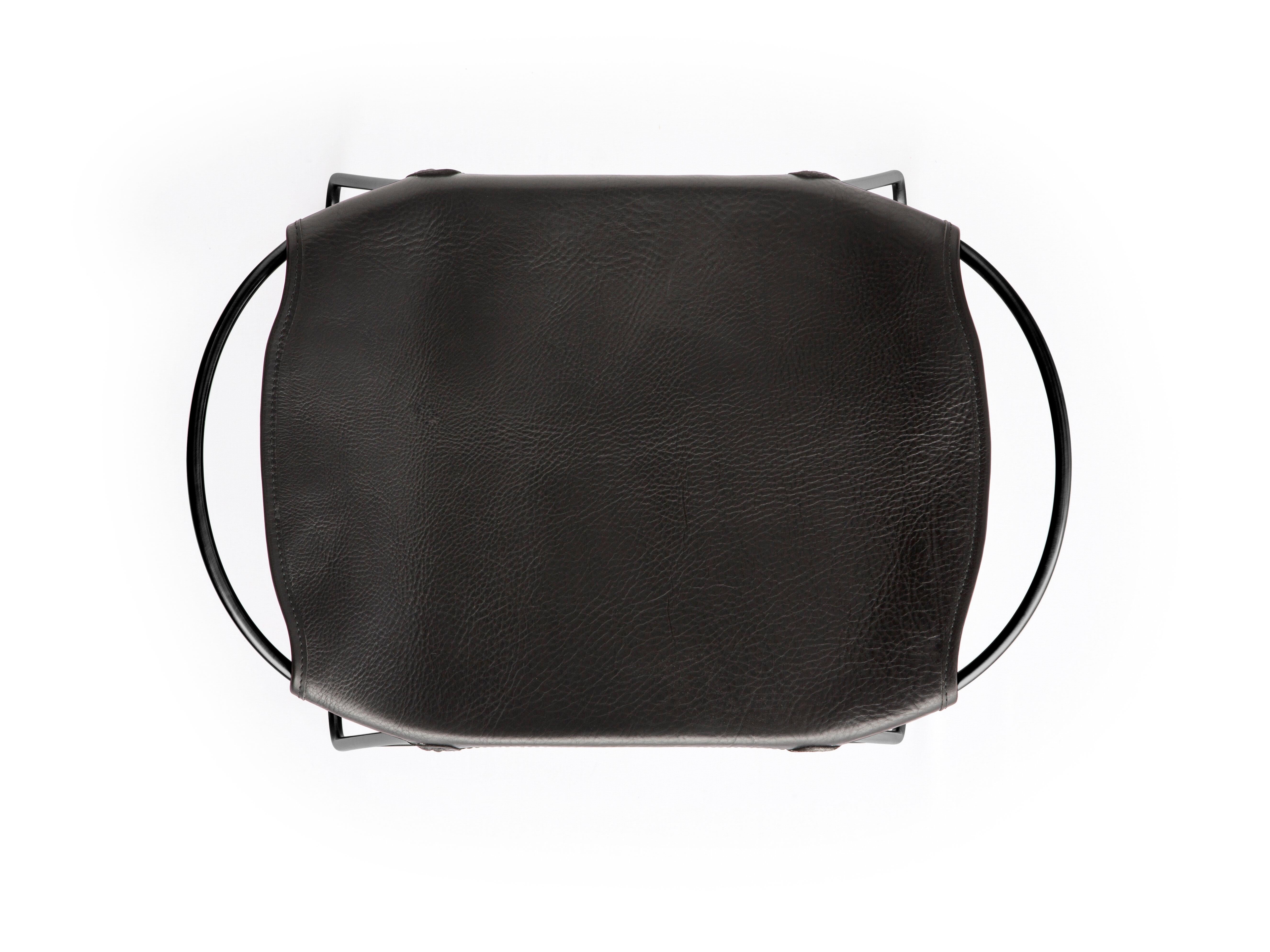 Taburete de bar escultural contemporáneo, metal ahumado negro y cuero negro Español en venta