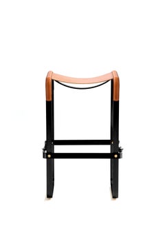 Sgabello da bar contemporaneo in metallo nero fumo e pelle naturale tabacco