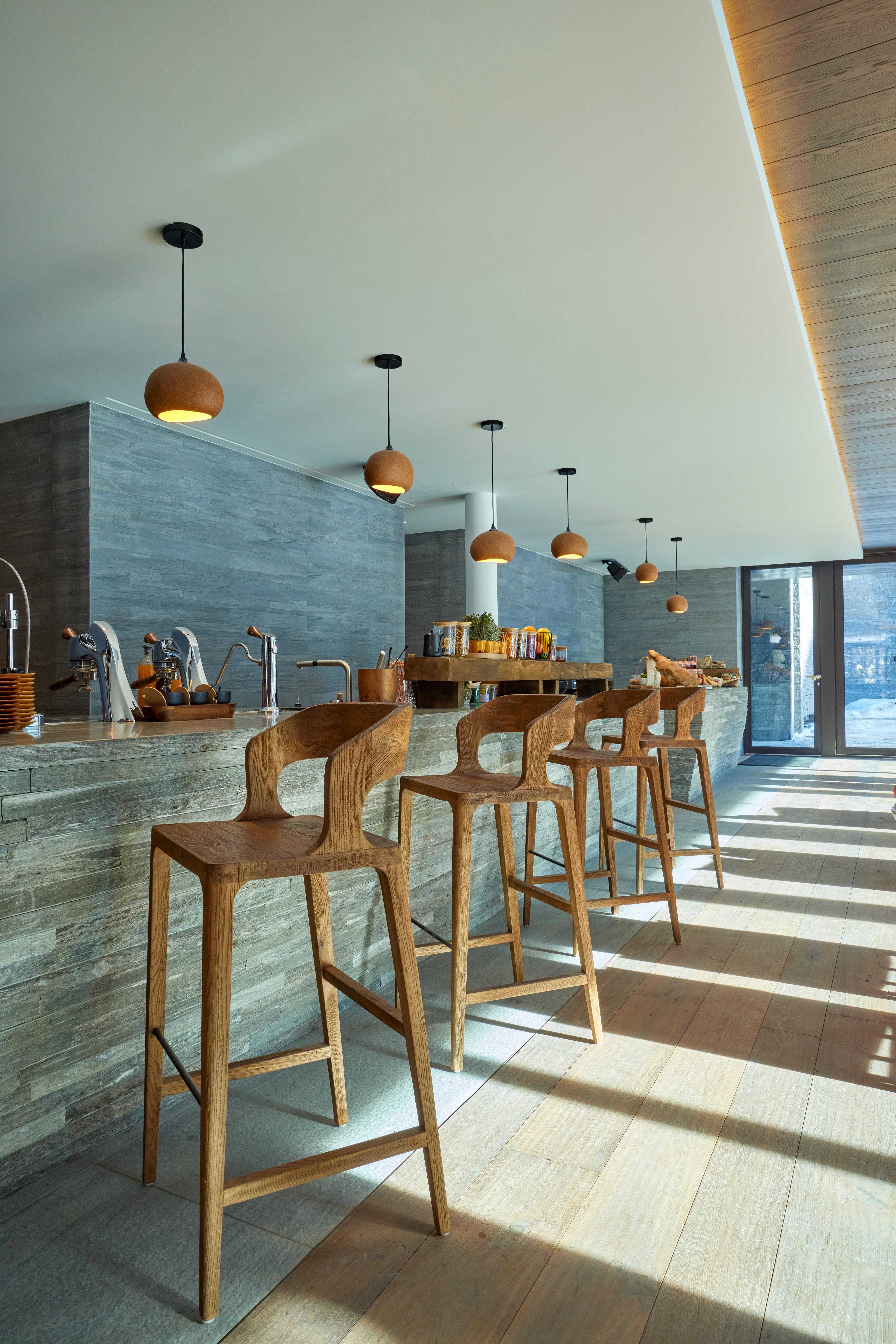 XXI secolo e contemporaneo Sgabello da bar, EILEEN, di Reda Amalou Design, 2022, Noce americano in vendita