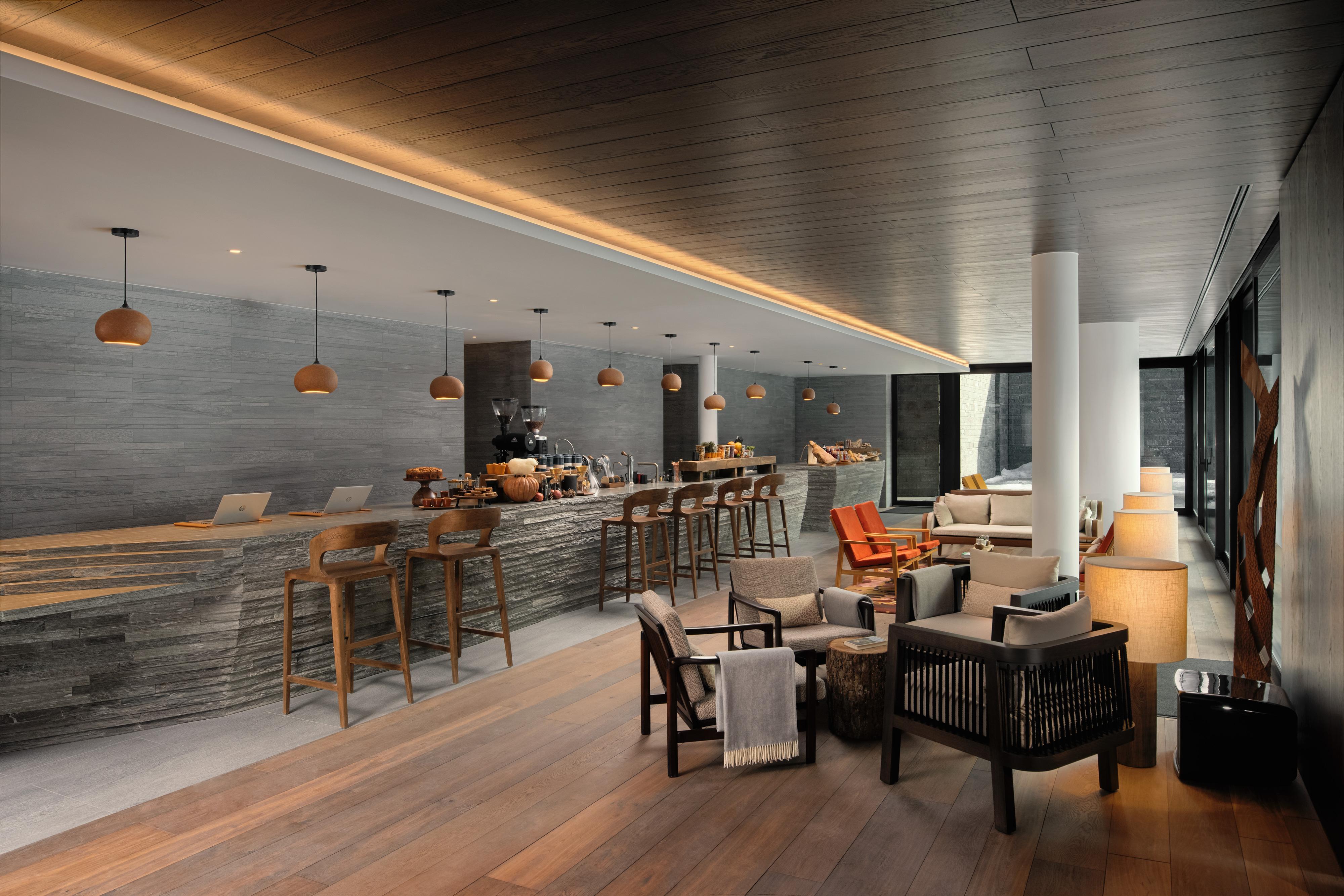 Sgabello da bar, EILEEN, di Reda Amalou Design, 2022, Noce americano in vendita 1