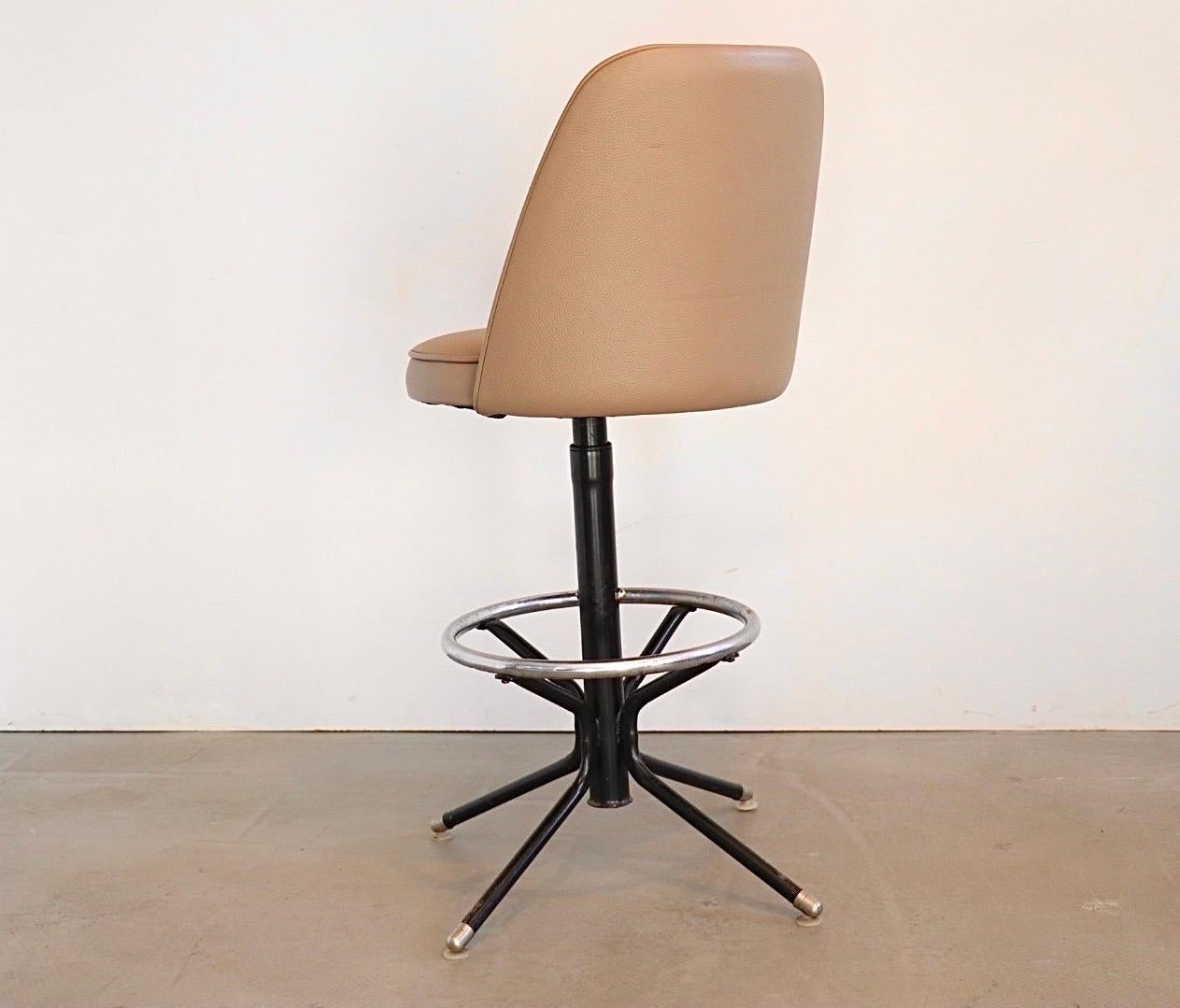 Bar Stool in Beige Leather by the Admiral Chrome Corp. USA, 1960s In Good Condition For Sale In Amsterdam, NL