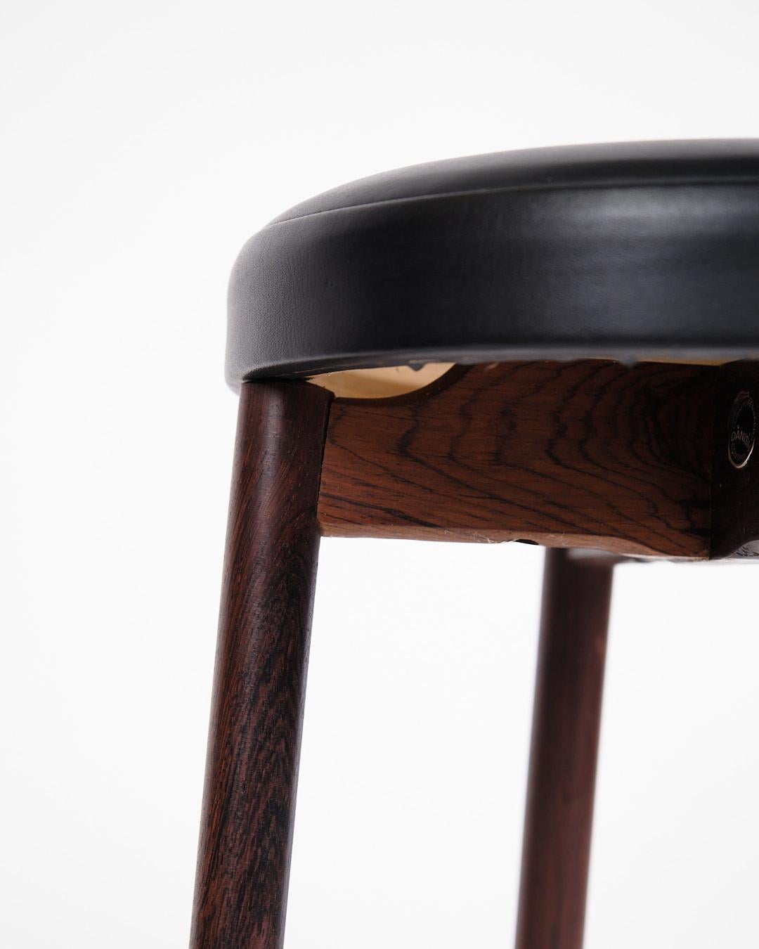 Mid-Century moderno Sgabello da bar in palissandro e pelle nera degli anni '70 in vendita