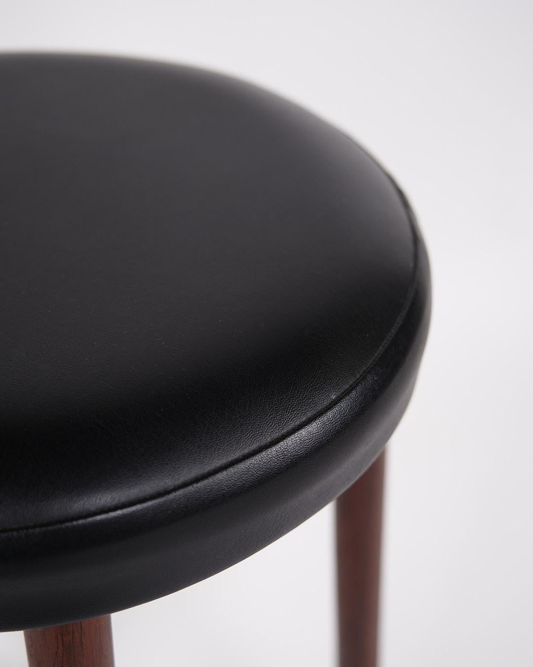 Sgabello da bar in palissandro e pelle nera degli anni '70 In condizioni buone in vendita a Lejre, DK