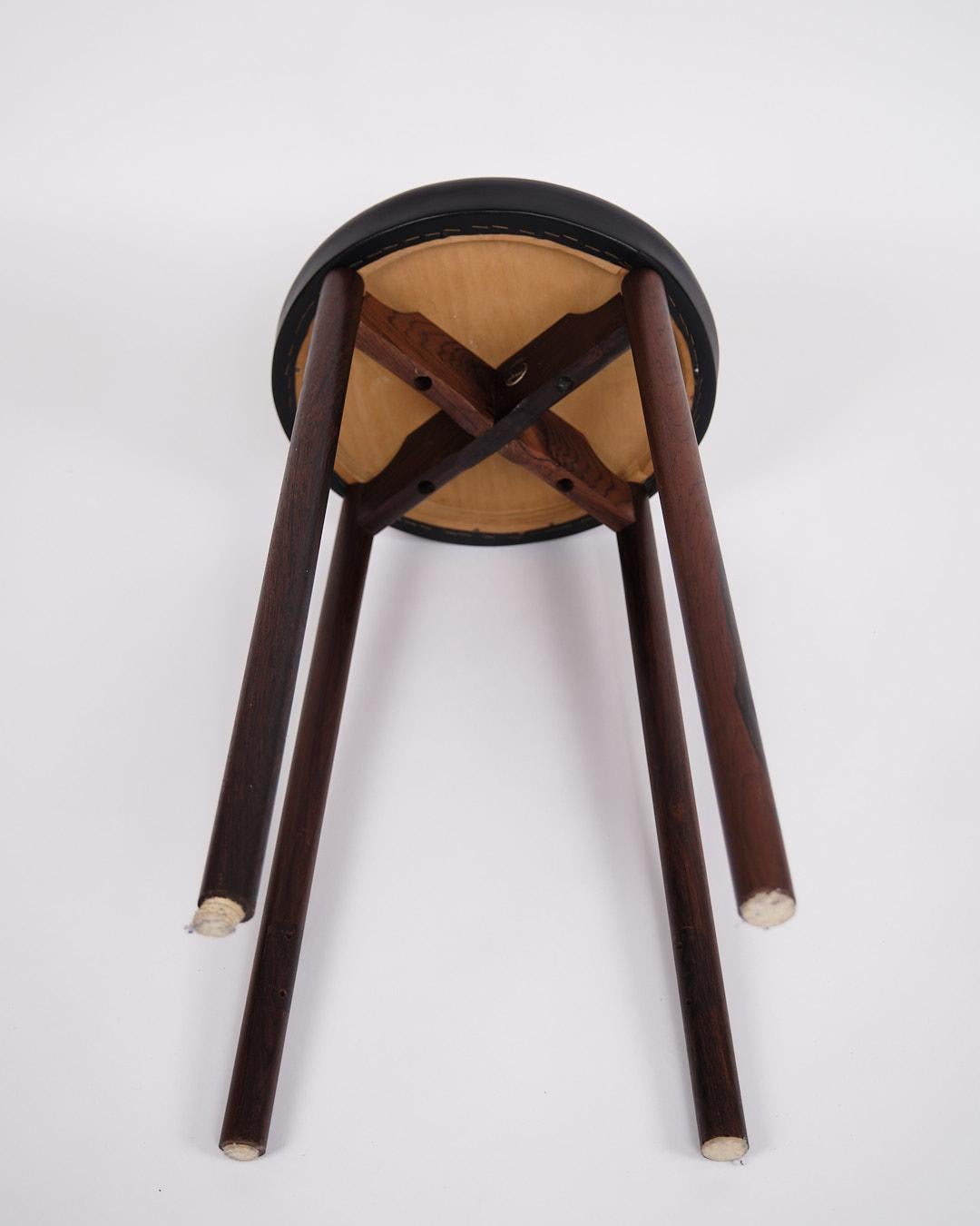 Fine XX secolo Sgabello da bar in palissandro e pelle nera degli anni '70 in vendita