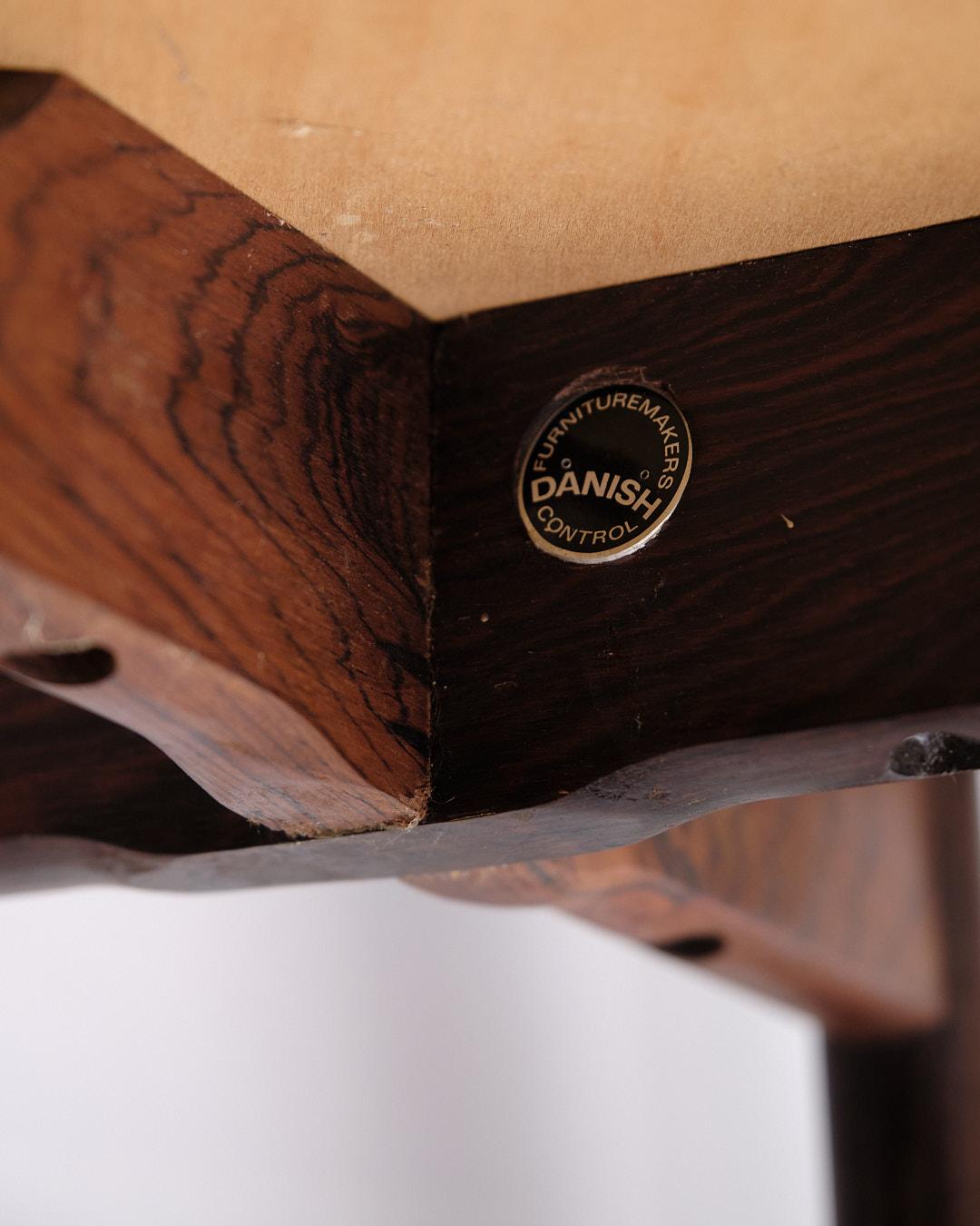 Pelle Sgabello da bar in palissandro e pelle nera degli anni '70 in vendita