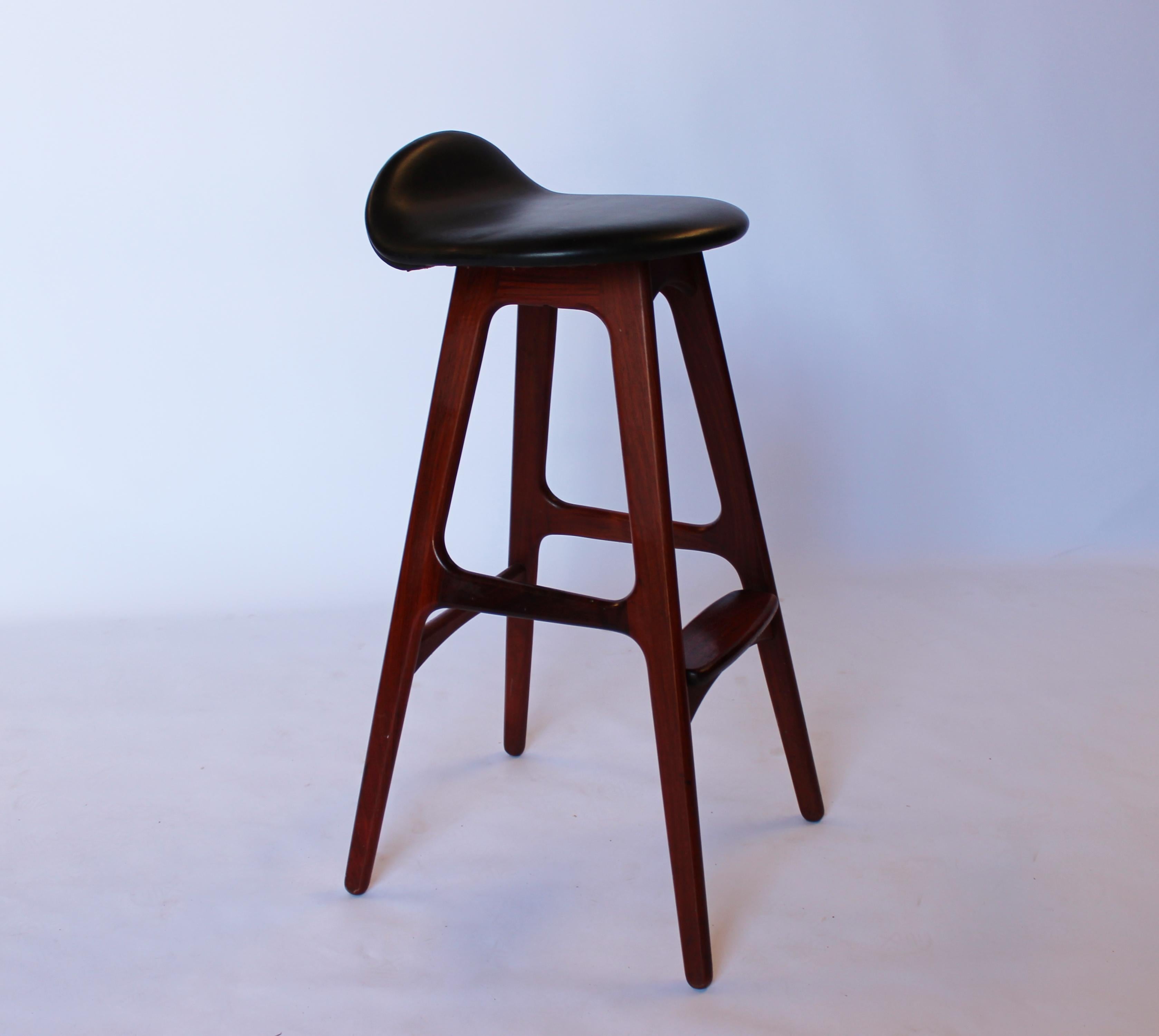 Bar stool, model OD61, designed by Erik Buch and manufactured by Odense furniture factory. The stool are of rosewood and black leather seat. The stool is in great vintage condition.