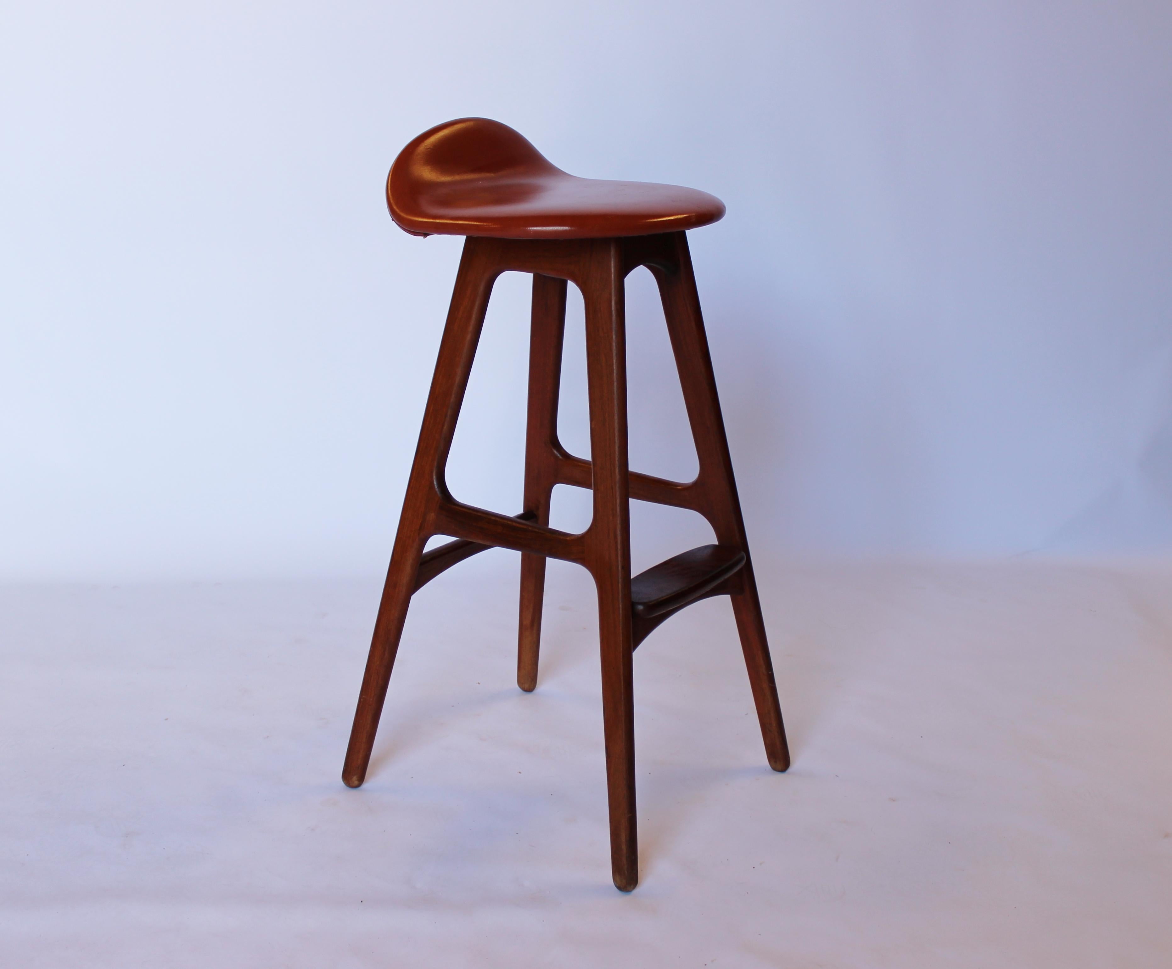 Bar stool, model OD61, designed by Erik Buch and manufactured by Odense furniture factory. The stools are of rosewood and elegance leather seats. The stool is in great vintage condition.