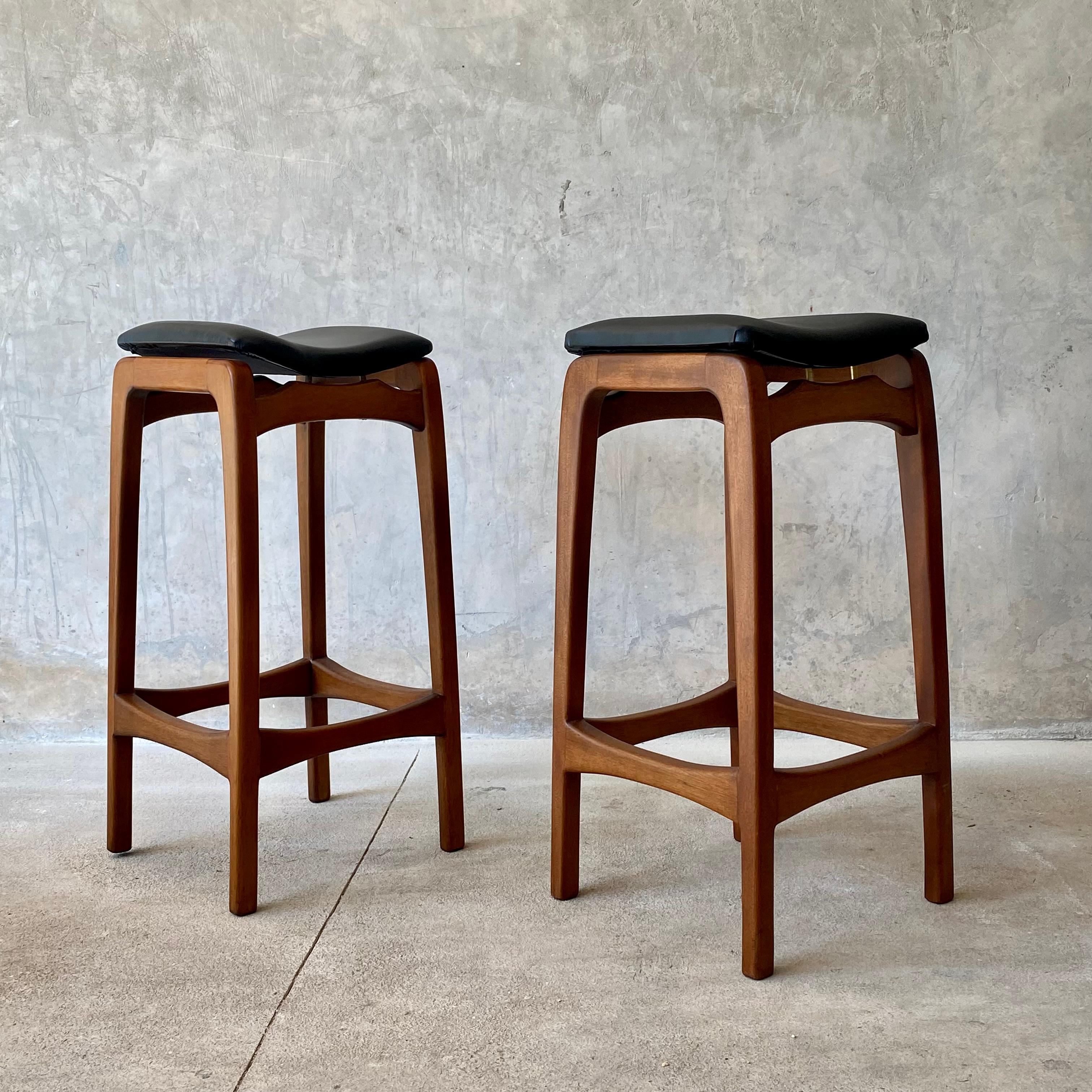 Bar Stool, Utility Bar Stool, Walnut and Faux Leather In New Condition For Sale In Mérida, Yucatan