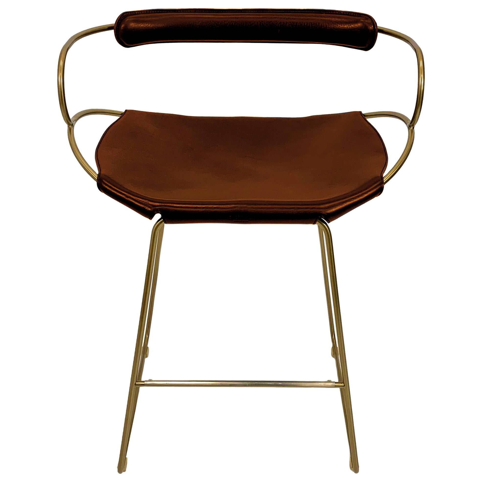 The Hug contemporary barstool with backrest is designed and conceived with a light aesthetic, the slight oscillation of the steel rod of 12 mm is complemented by the flexibility of the double 3.5 mm thick leather. When sitting in this furniture you