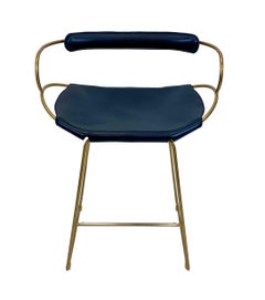 Tabouret de bar contemporain sculptural avec dossier Acier laiton vieilli et cuir bleu marine