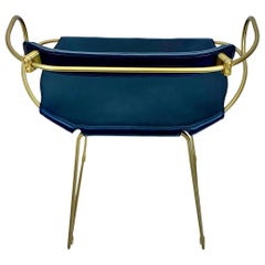 Skulpturaler Contemporary Barhocker mit Rückenlehne Stahl in Altmessing und marineblauem Leder