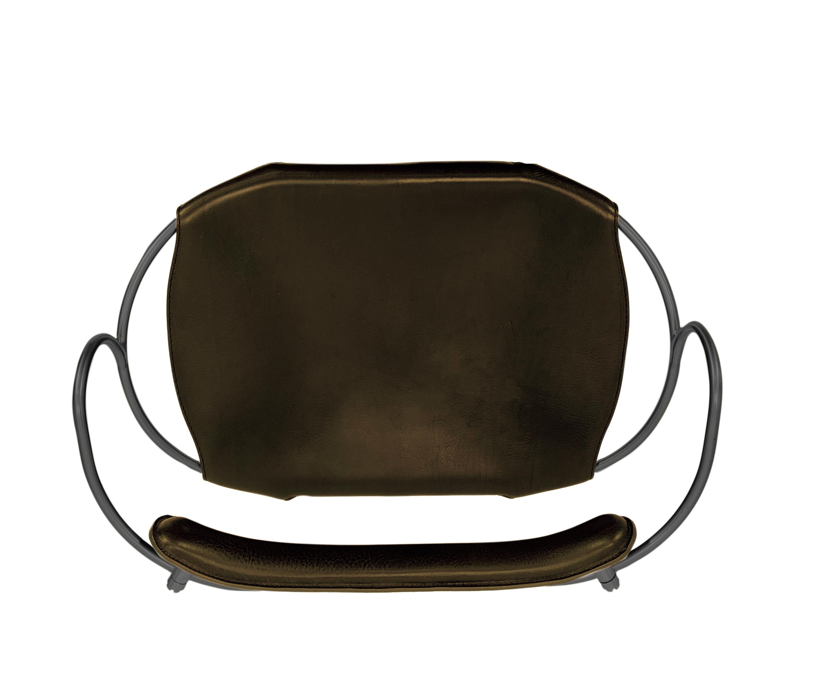 El taburete de bar contemporáneo con respaldo Hug está diseñado y concebido con una estética ligera, la ligera oscilación de la varilla de acero de 12 mm se complementa con la flexibilidad de la doble piel de 3,5 mm de grosor. Al sentarte en este