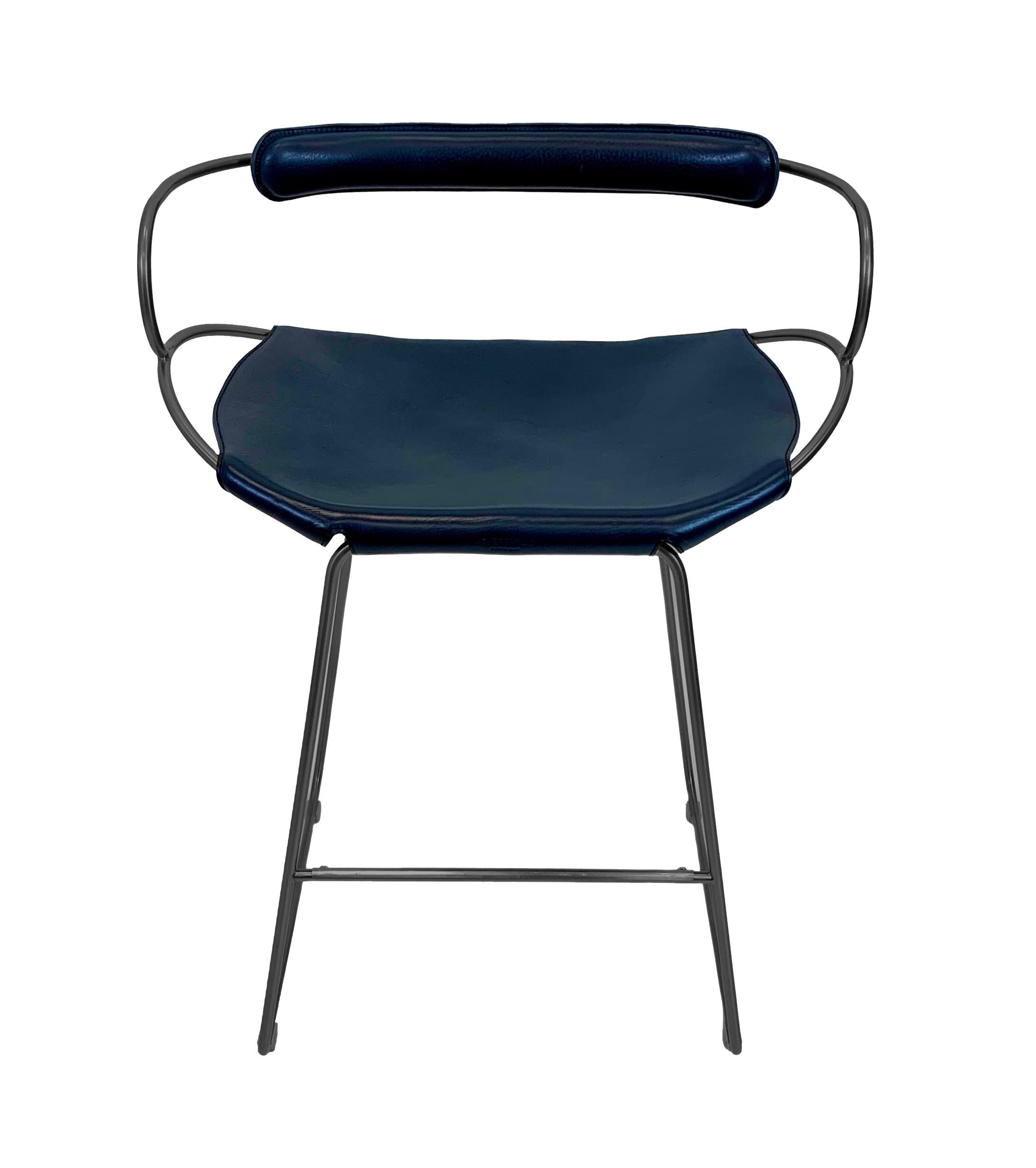 Taburete de bar contemporáneo orgánico con respaldo Metal ahumado negro y cuero azul marino