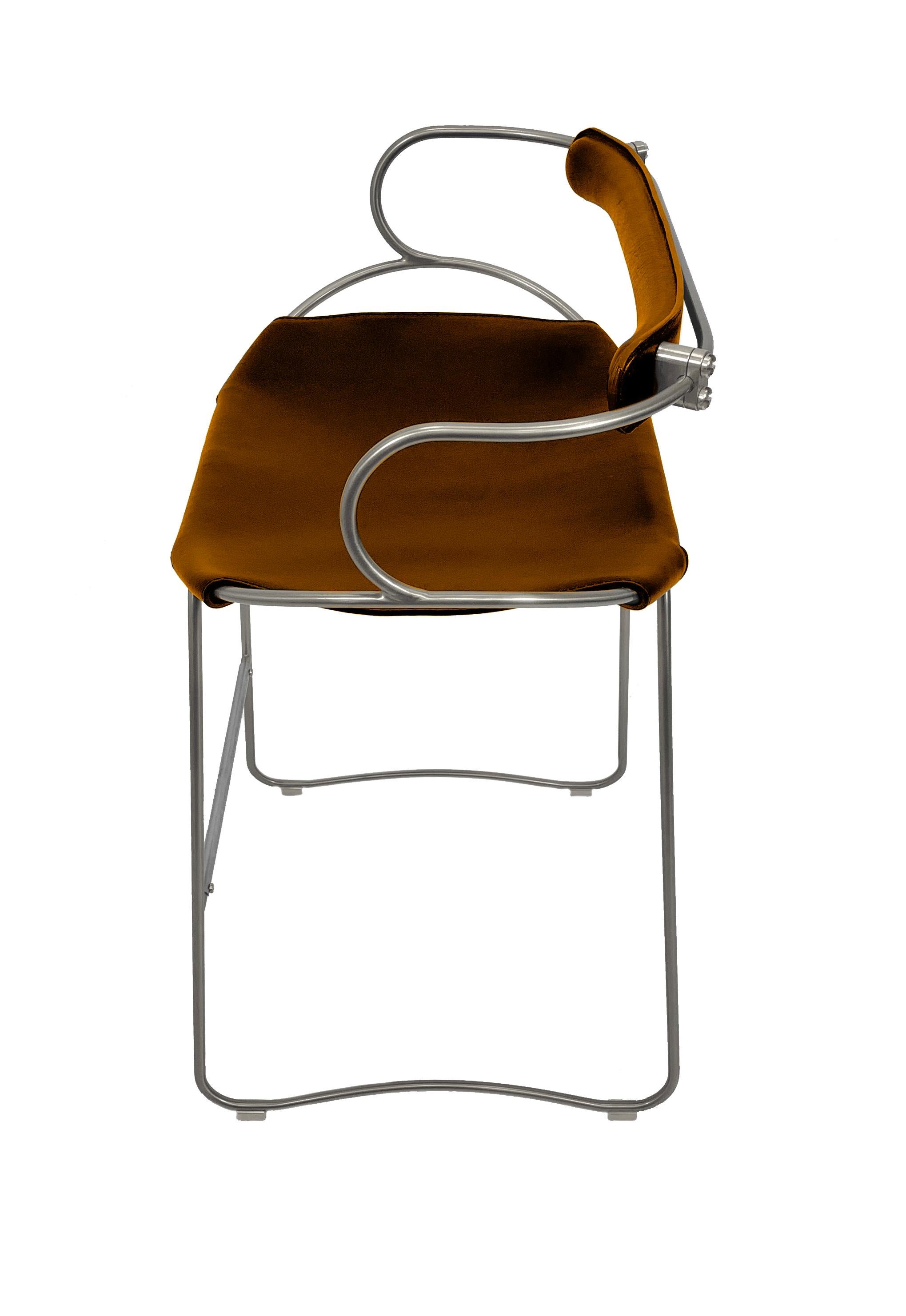 Hug arm bar stool old silver steel and vegetable tanned natural tobacco saddler leather

The hug arm bar stool is designed and conceived with a light aesthetic, the slight oscillation of the steel rod of 14 mm is complemented by the flexibility of