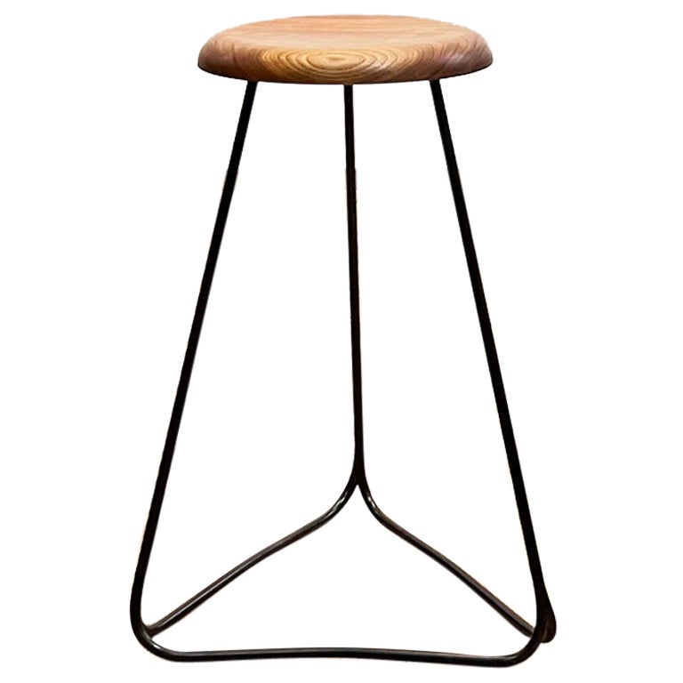 Tabouret de bar avec structure en acier noir et assise massive en noyer
