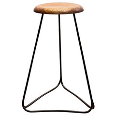 Tabouret de bar avec structure en acier noir et assise massive en noyer