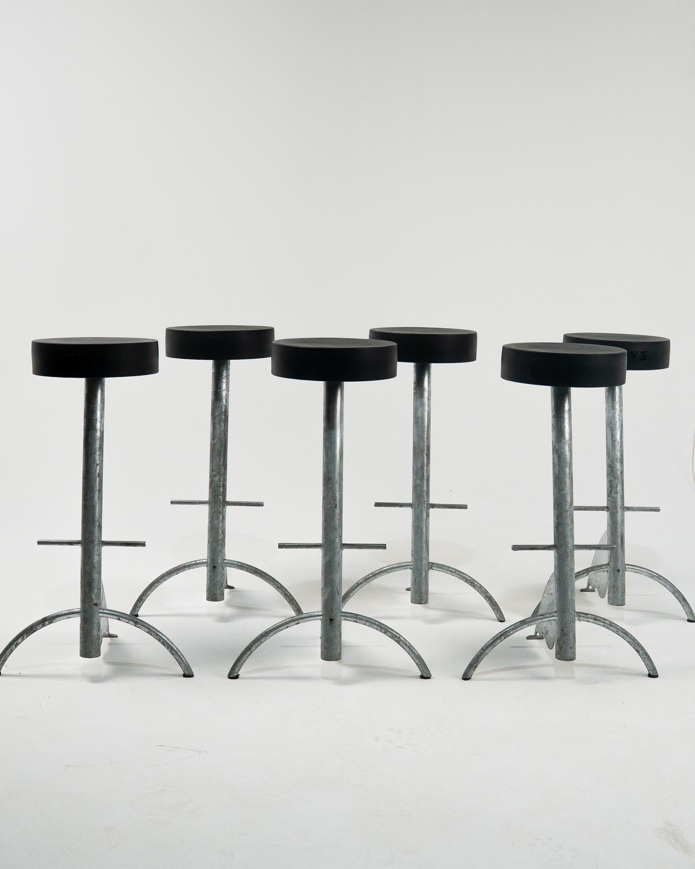 Juego de seis taburetes de bar de Maurizio Peregalli para Zeus Noto, Italia

Un conjunto de seis auténticos taburetes de bar diseñados por Maurizio Peregalli para la conocida marca italiana Zeus Noto. Estas piezas reflejan la característica mezcla