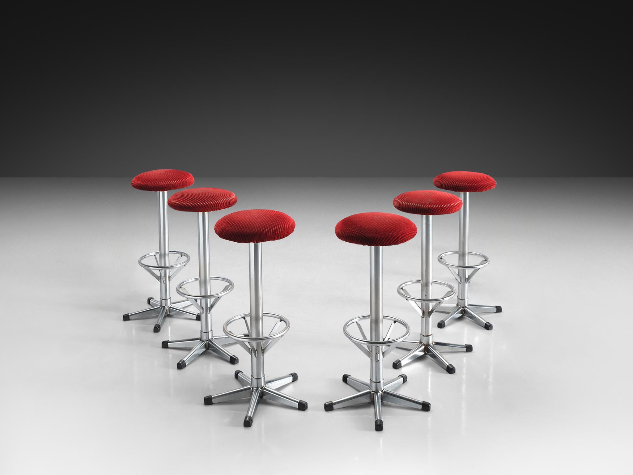 Sgabelli da bar, metallo, velluto, Europa, anni '70.

Squisiti sgabelli da bar con rivestimento in velluto rosso. Grazie alla seduta e allo schienale morbidi, queste sedie offrono un comfort di seduta molto piacevole. Il poggiapiedi a cinque gambe