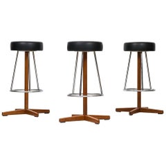 Barhocker aus Teakholz und schwarzem Vinyl, wahrscheinlich in Schweden hergestellt