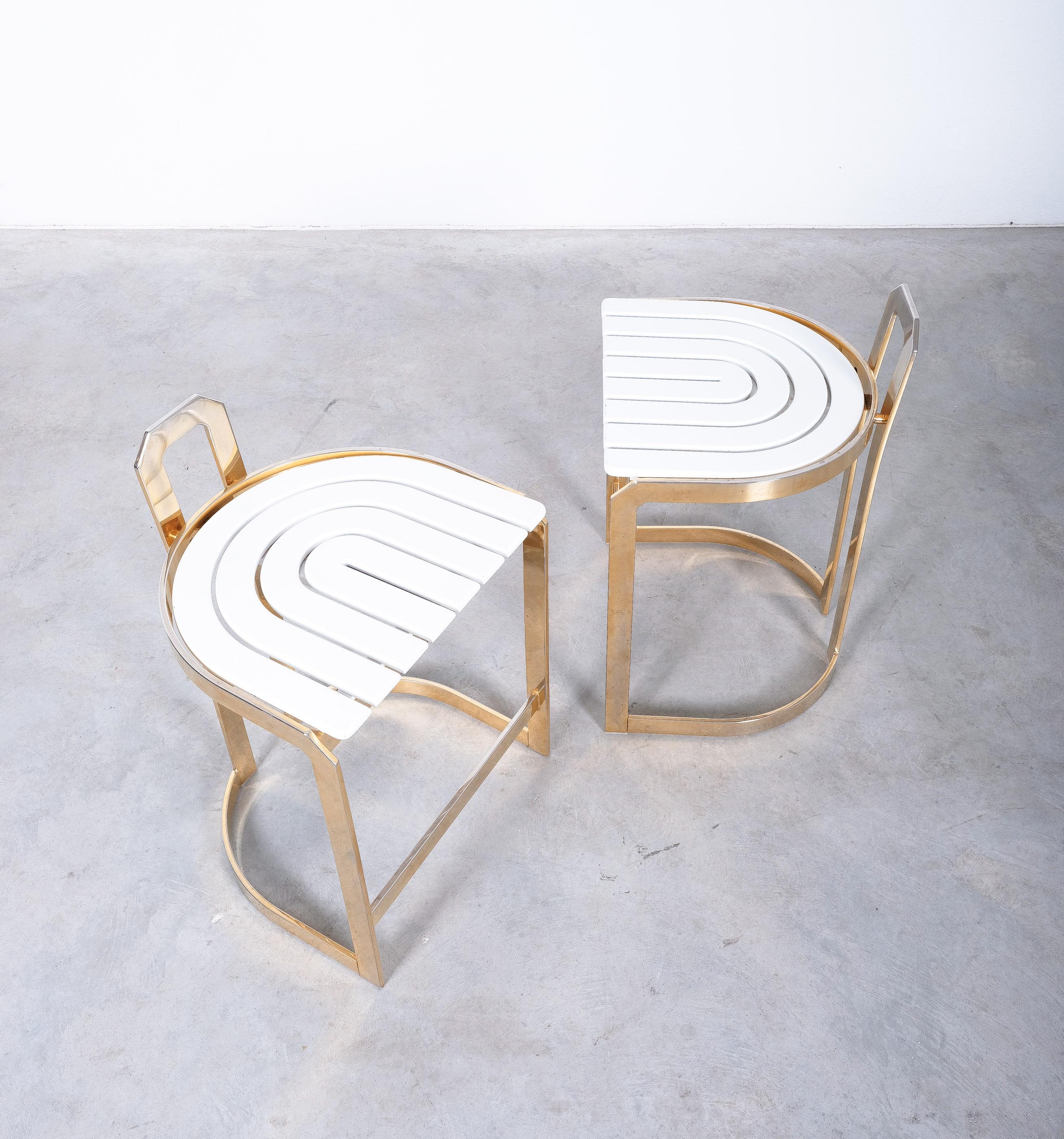 Pair of white and gold bar stools from Italy, circa 1970 - priced as a pair

Very stylish pair of barstools with a graphical wooden white seat and brassed steel frame. Those were probably manufactured in Italy in the late 1970's and are in good