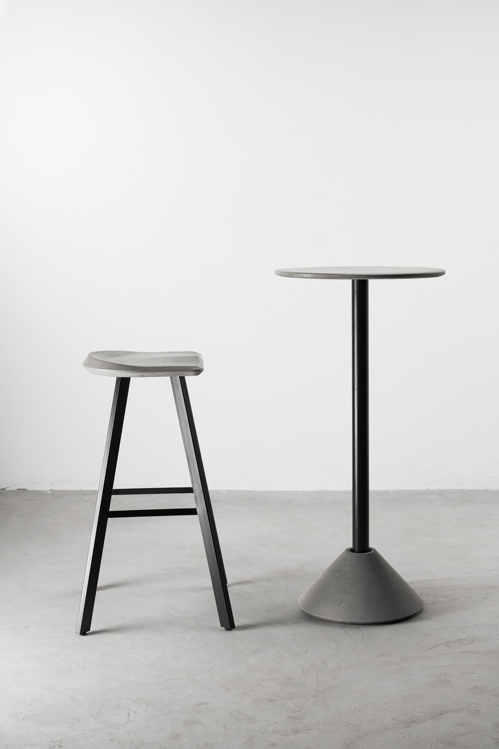 dING est une collection de tables : tables basses, tables d'appoint, tables à manger, tables de bar. 
La base est en béton et la structure et le sommet en aluminium (noir ou blanc).
par Bentu design

Plateau et structure : Aluminium
Base de la