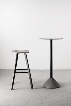 Table de bar 'DING' en béton et aluminium 'Black'