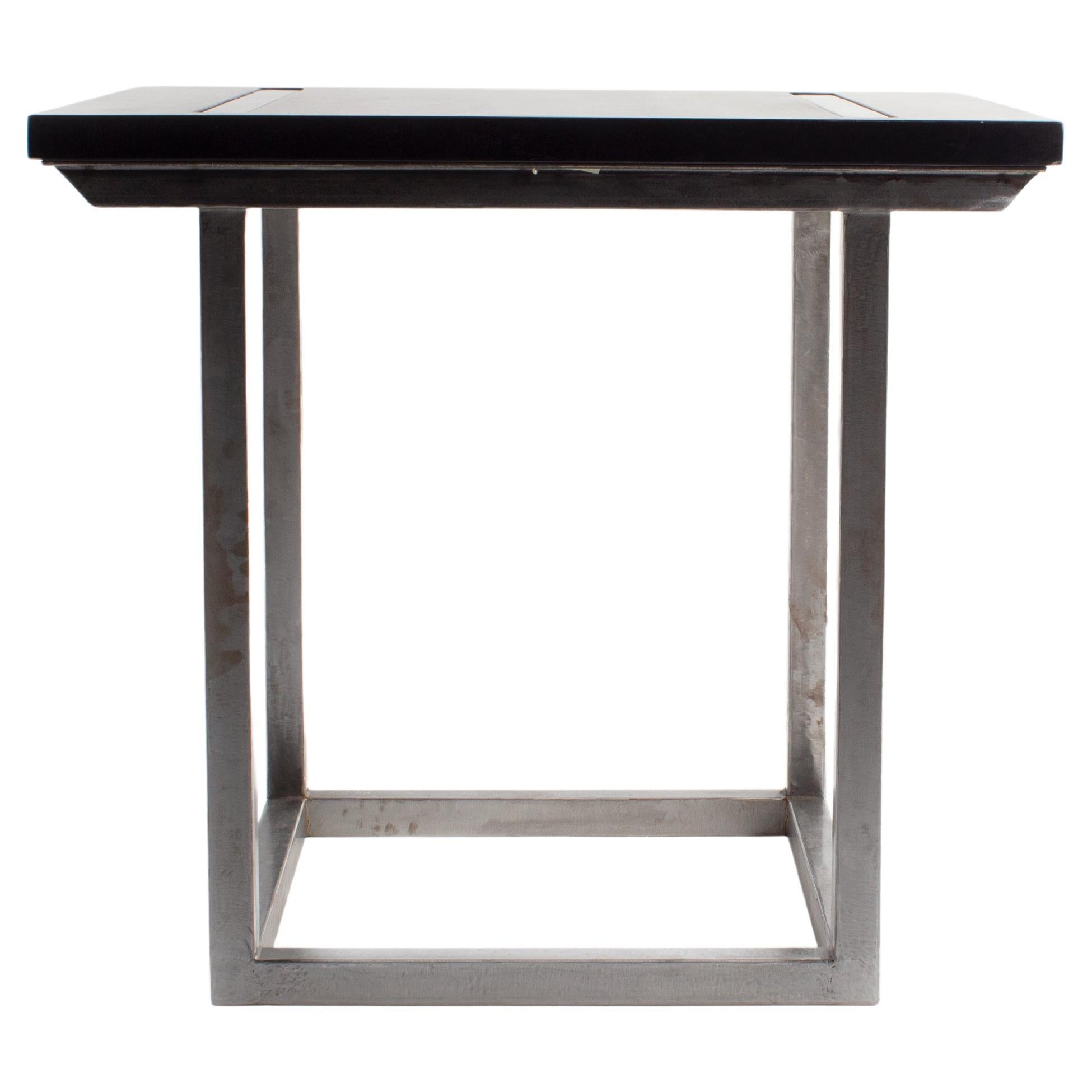 Table de bar avec base en acier poli et plateau en pierre calcaire ébénisée