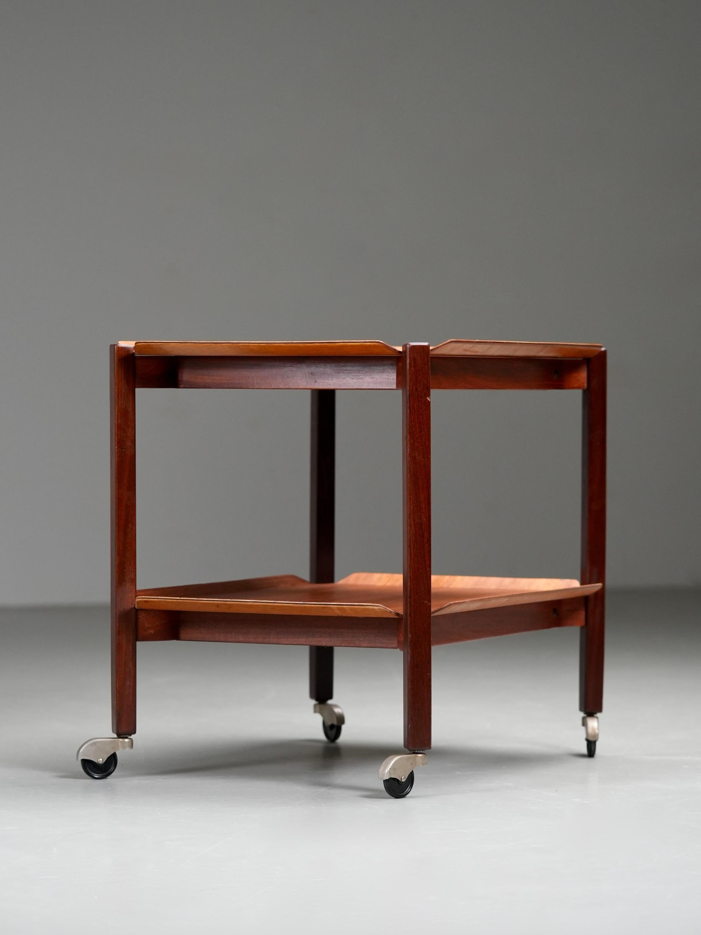 Barwagen aus Teakholz von Cees Braakman für Pastoe, 1960er Jahre

Ein wunderschön restaurierter Tee- oder Servierwagen von Cees Braakman für Pastoe, entworfen in den 1960er Jahren. Das Stück zeichnet sich durch seine raffinierte Konstruktion und die
