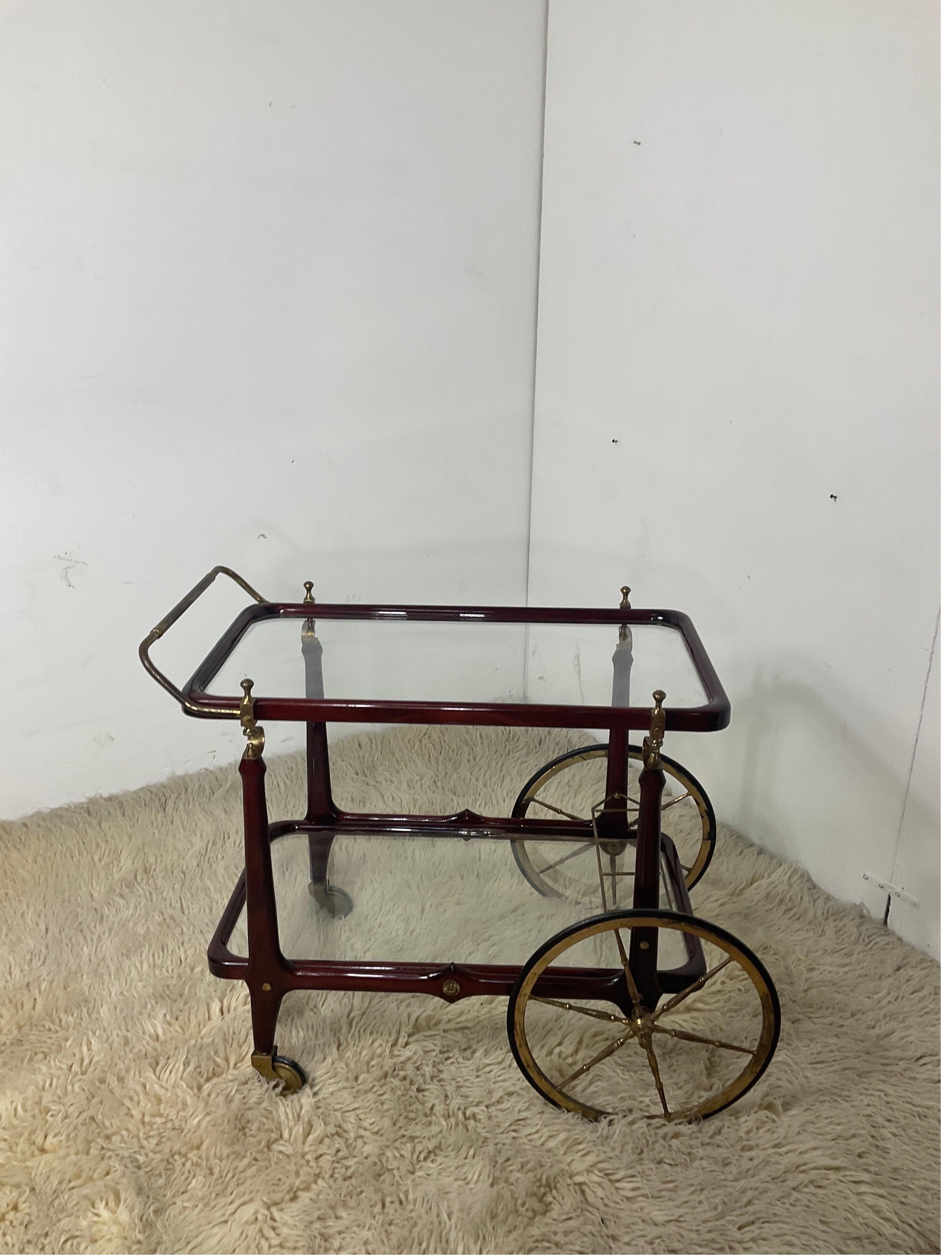 Bar trolly food rack in lacquered wood, brass and vintage 50s glass with 4 wheel In Good Condition For Sale In Catania, IT