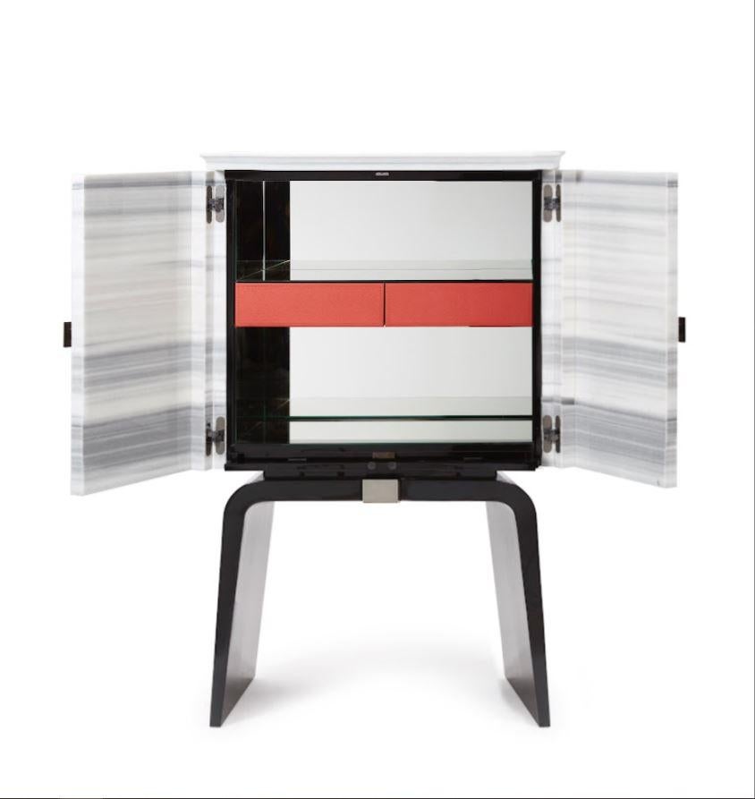 Table basse ARC par Hugues Chevalier



Méticuleusement fabriquée, la table basse ARC met en valeur un placage de bois exquis, divisé en trois sections pour créer un design raffiné et visuellement frappant. La table incarne un équilibre parfait