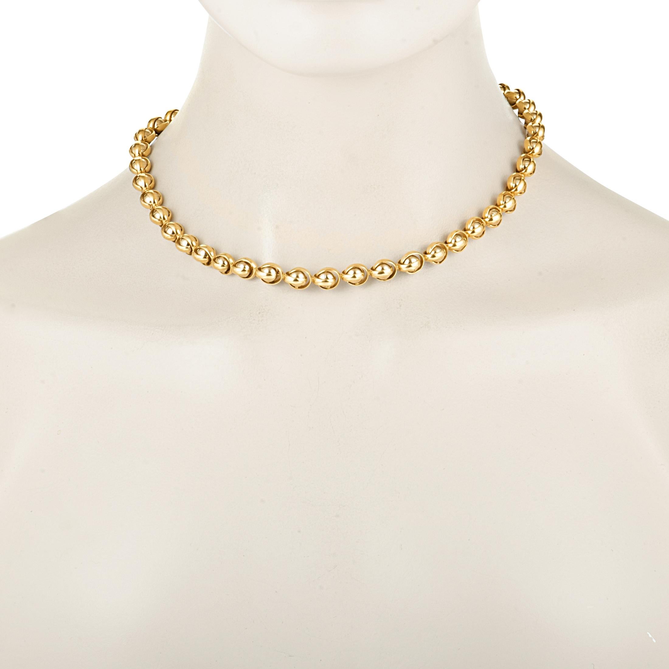 This exquisite necklace is an excellent choice if you are looking for a jewelry piece that combines the elegant appeal of classy design with the refined allure of prestigious gold. The necklace is presented by Barakà and it is masterfully crafted