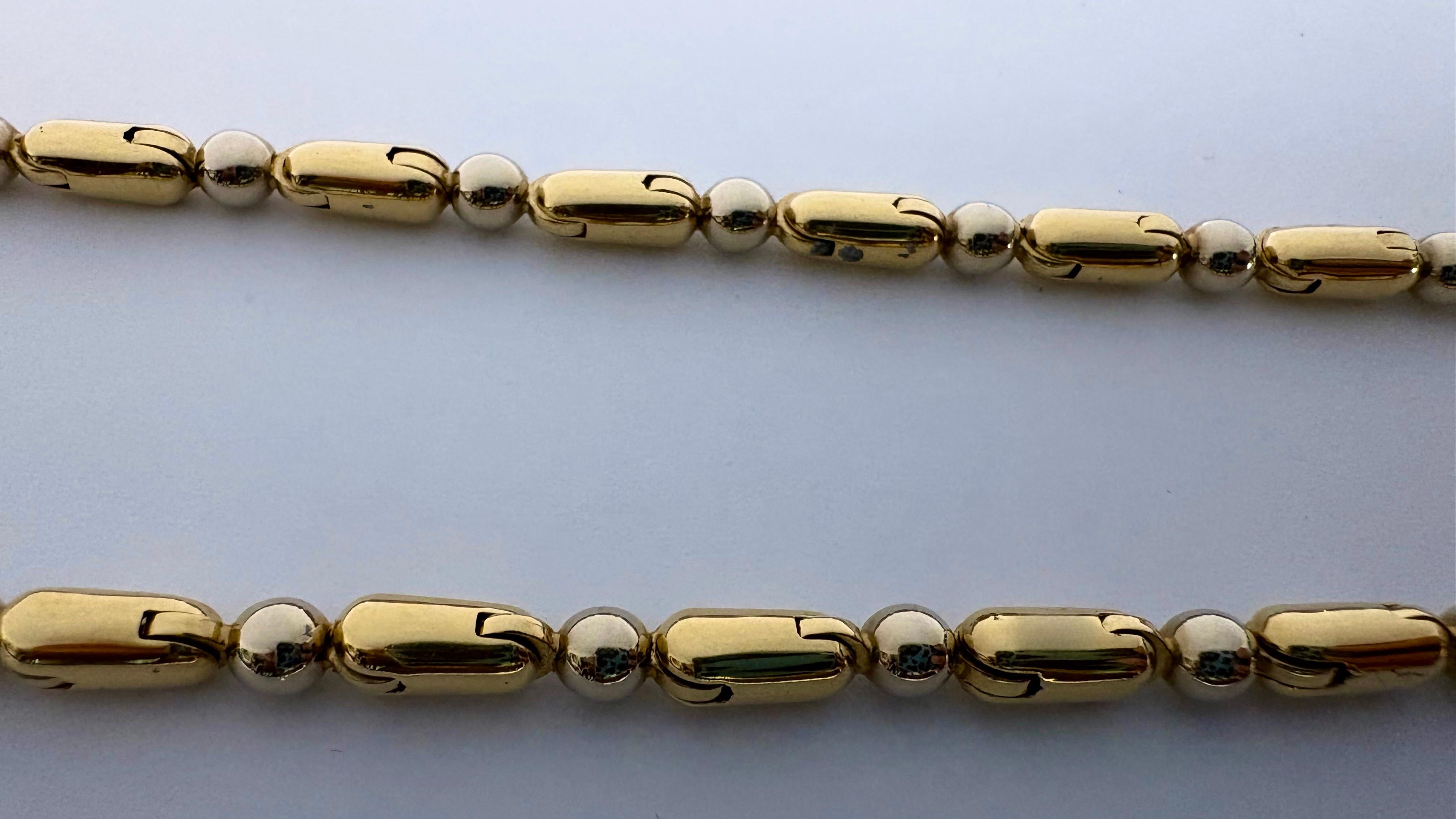 Esta majestuosa cadena de oro blanco y amarillo de 18 quilates, firmada Baraka, es una joya de extraordinaria presencia y carácter. Con un peso de 43,92 gramos, esta creación no es sólo un accesorio, sino una auténtica declaración de fuerza y