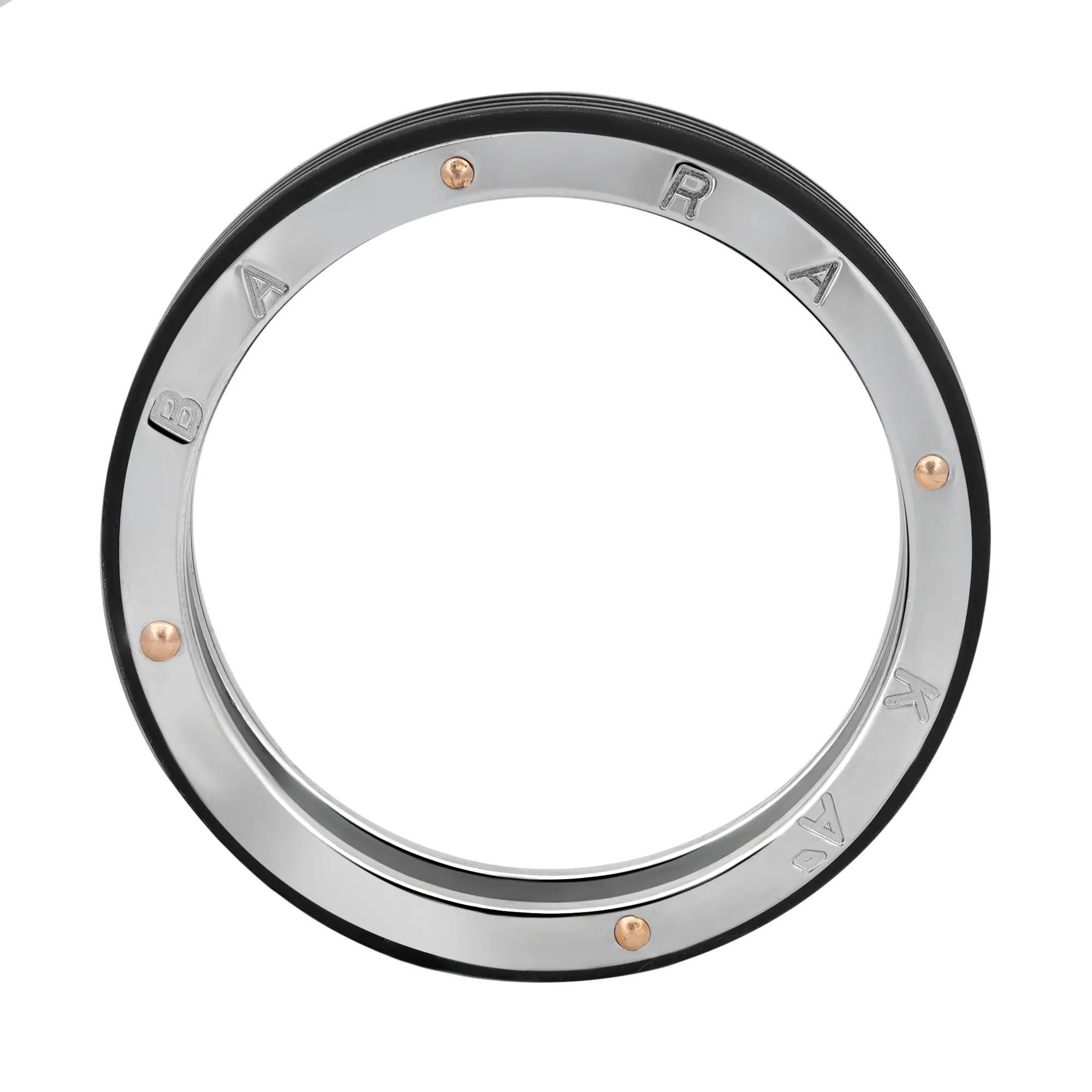 Esta elegante alianza para hombre está fabricada con esmero en oro blanco liso de 18 quilates con detalles en oro rosa, acero y PVD negro. Tamaño del anillo: 13. Ancho del anillo: 6,5 mm. Este anillo es un modelo de exposición de la tienda y no