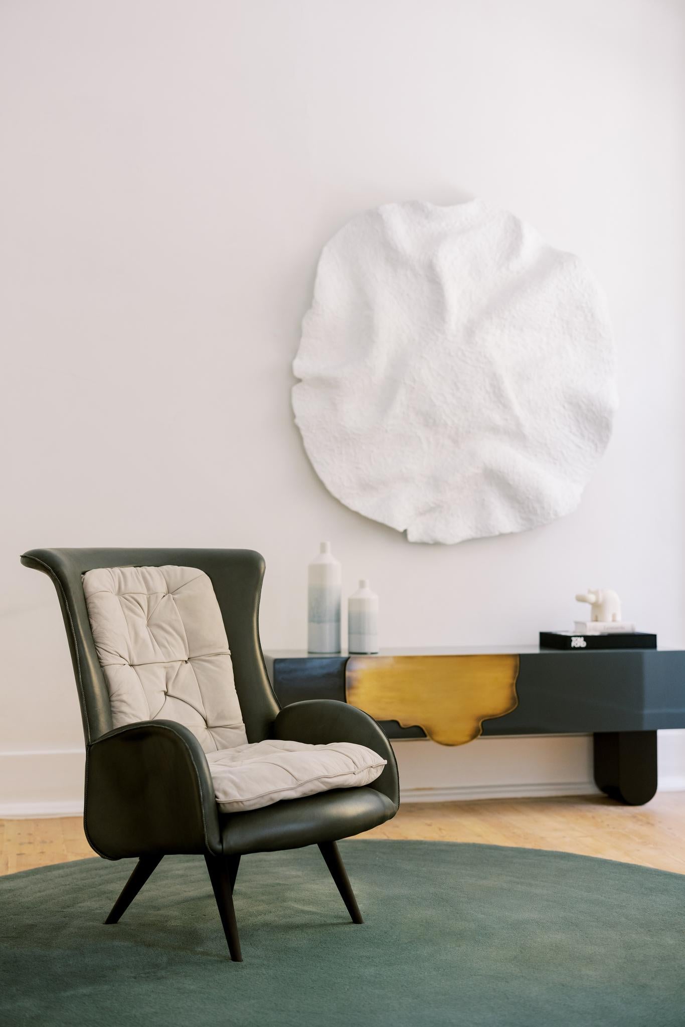Moderne Fauteuil de salon moderne Barao, cuir gris clair, fabriqué à la main au Portugal par Greenapple en vente