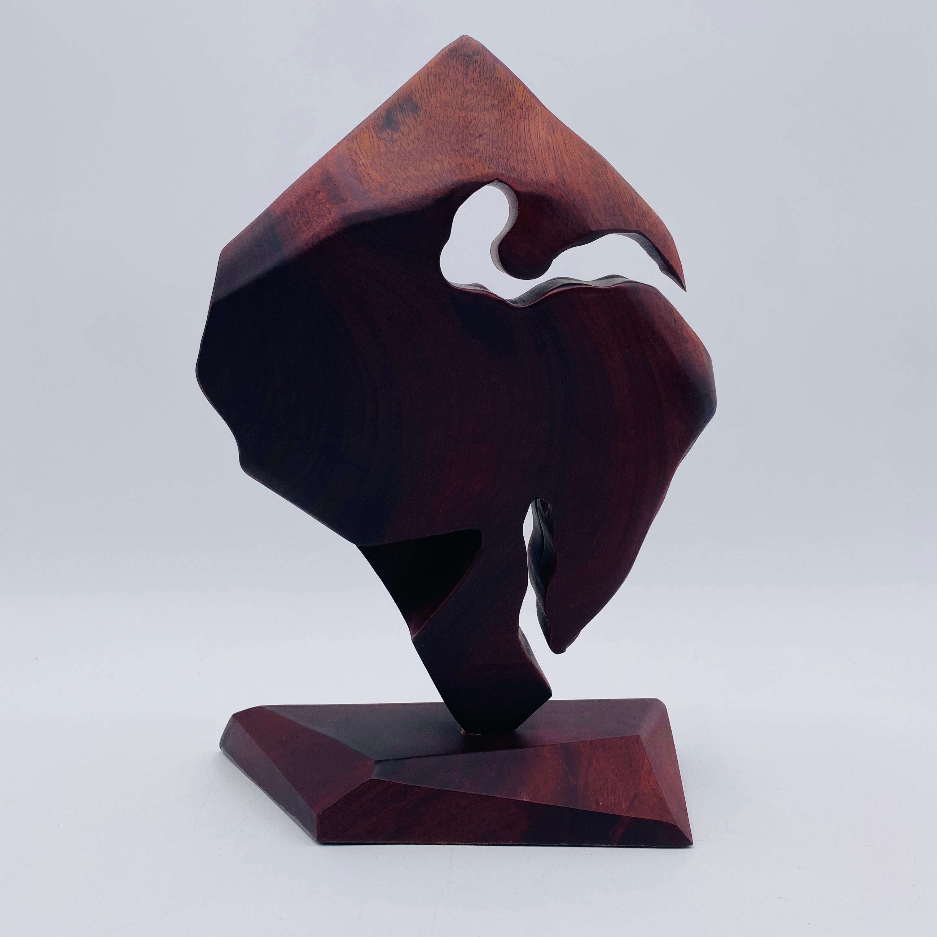 Fatto a mano Scultura astratta in mogano Barbados firmata Reggie Medford in vendita