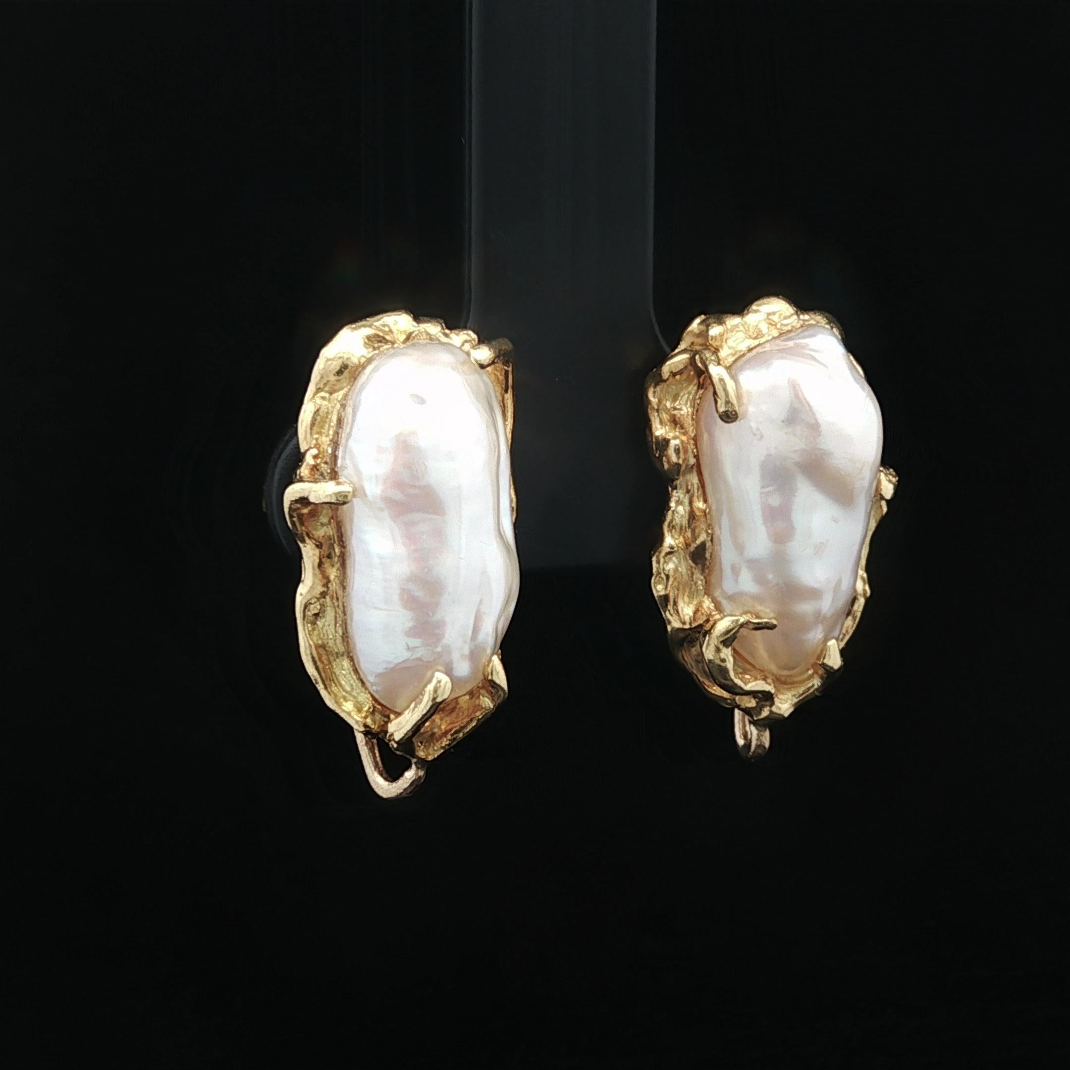 Orecchini a pendente con perle barocche in oro massiccio, smeraldo, giorno e notte, Barbara Anton in vendita 5