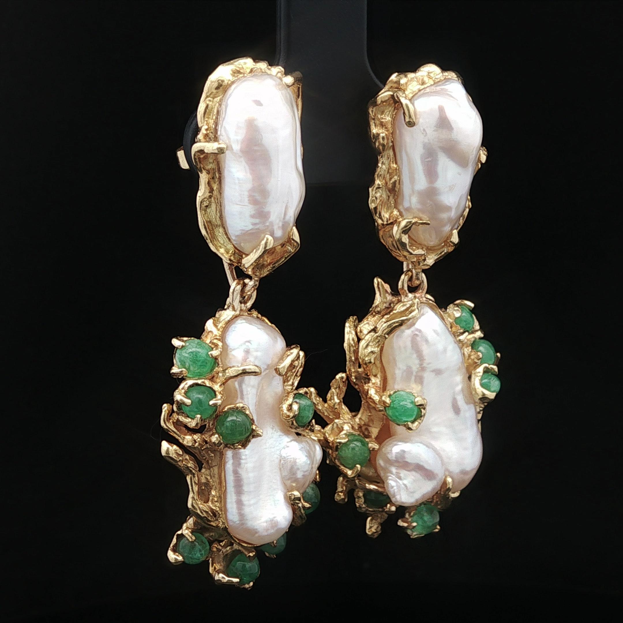 Cabochon Orecchini a pendente con perle barocche in oro massiccio, smeraldo, giorno e notte, Barbara Anton in vendita