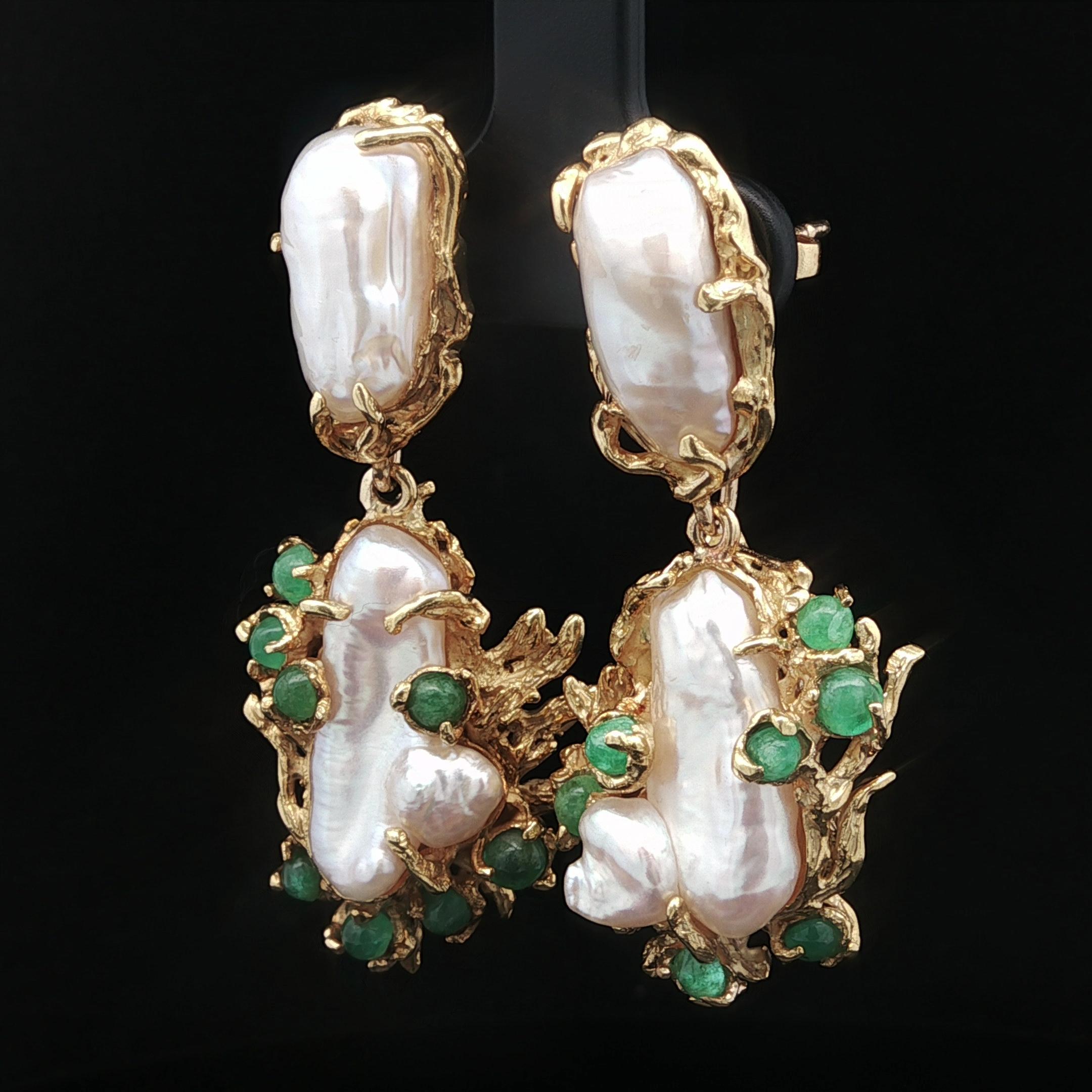 Orecchini a pendente con perle barocche in oro massiccio, smeraldo, giorno e notte, Barbara Anton In condizioni buone in vendita a Montclair, NJ