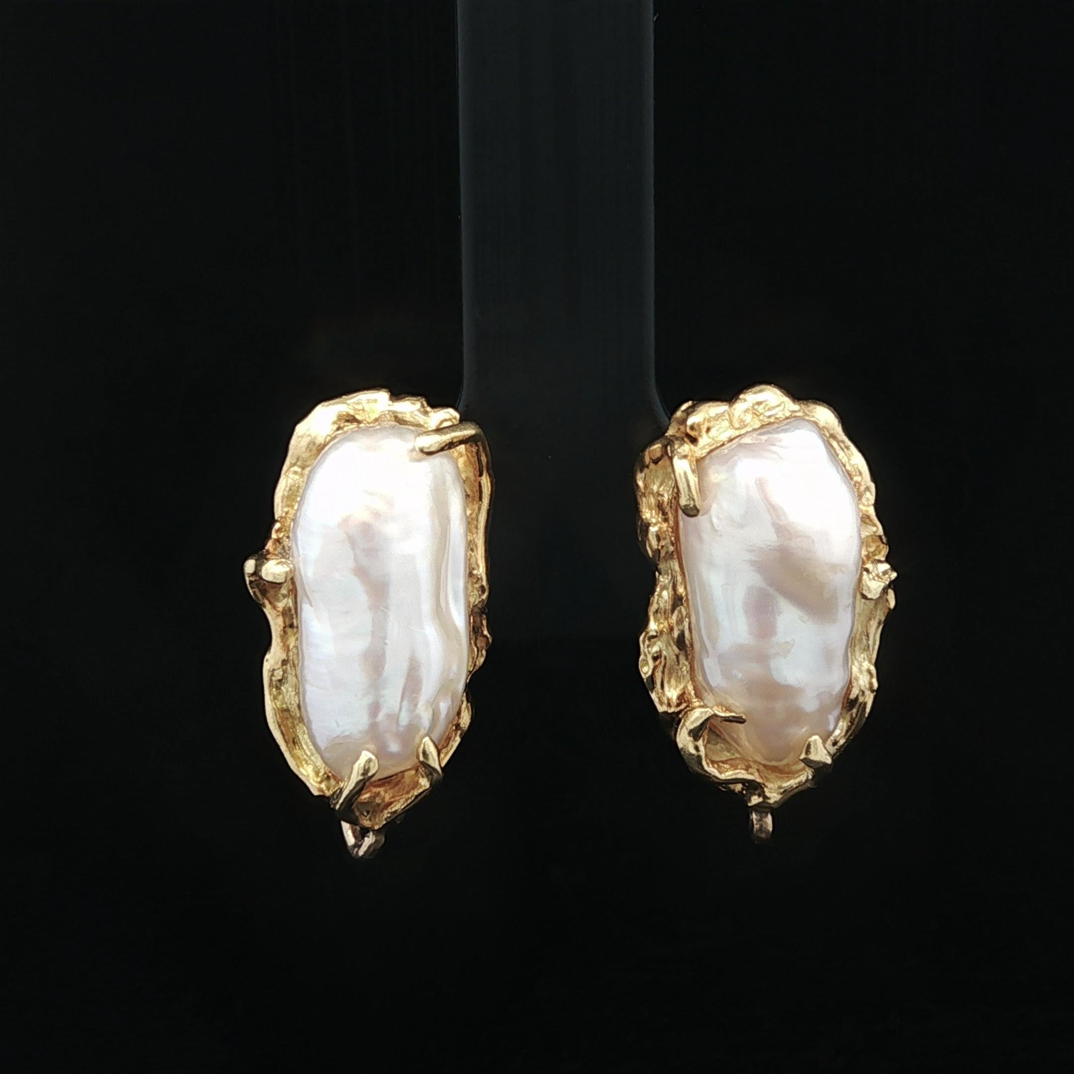 Orecchini a pendente con perle barocche in oro massiccio, smeraldo, giorno e notte, Barbara Anton in vendita 1