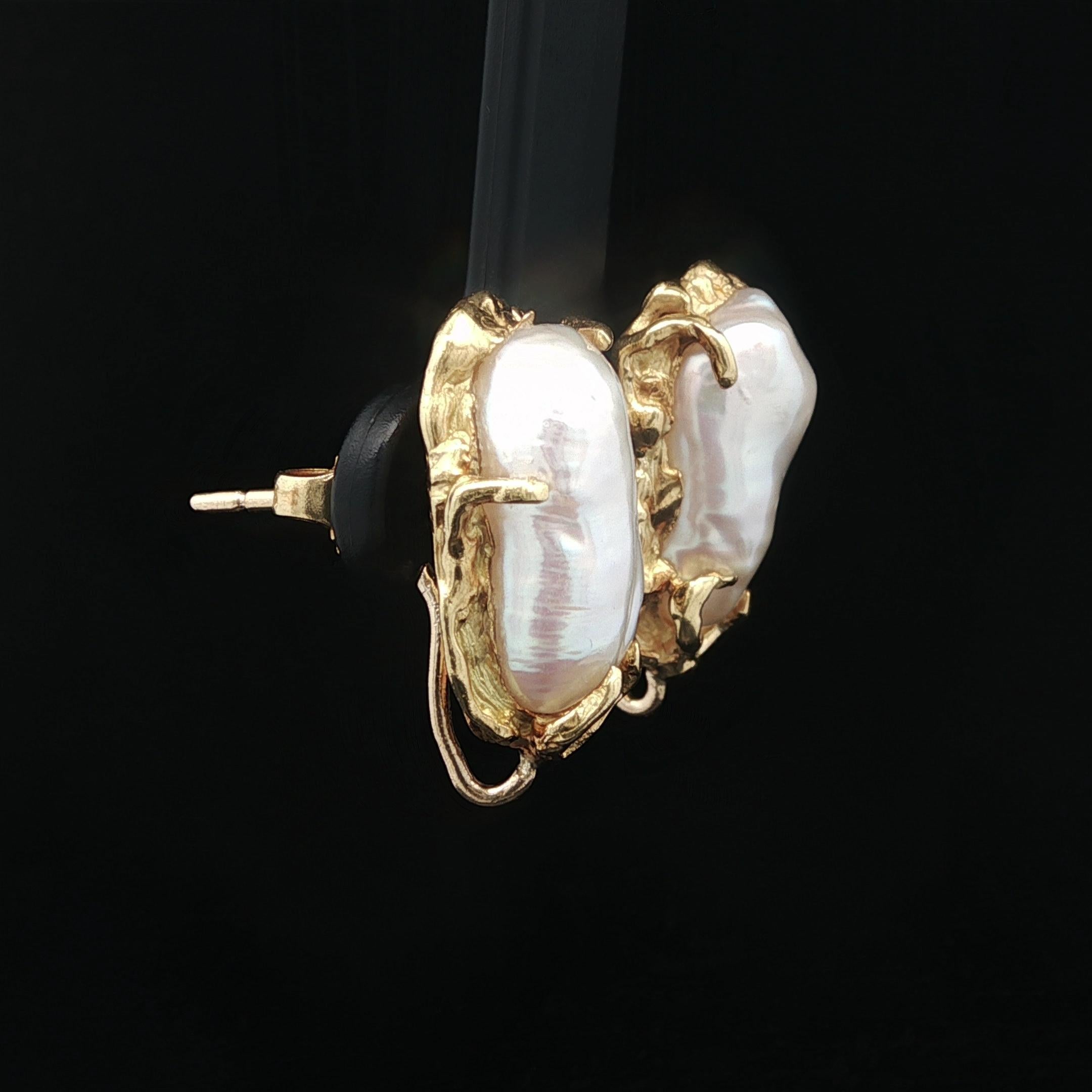 Orecchini a pendente con perle barocche in oro massiccio, smeraldo, giorno e notte, Barbara Anton in vendita 2