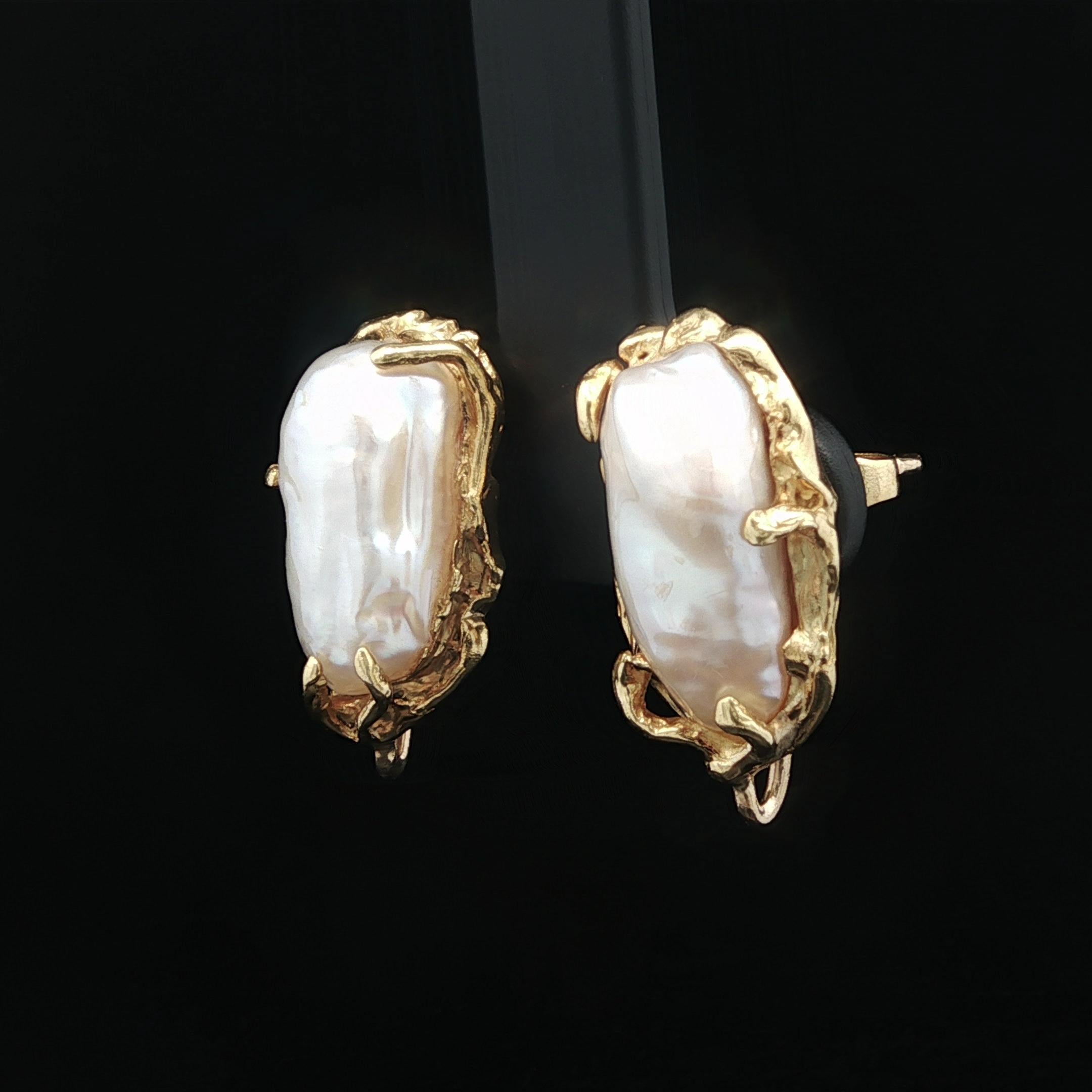 Orecchini a pendente con perle barocche in oro massiccio, smeraldo, giorno e notte, Barbara Anton in vendita 4