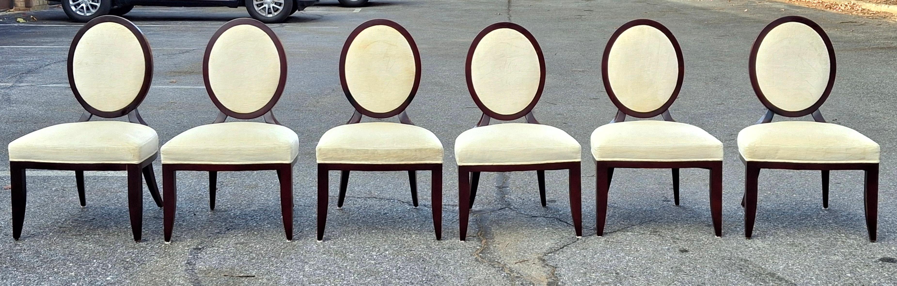 Chaise d'appoint ovale à dossier en X de Baker Furniture, conçue par Barbara Barry. Acajou teinté et revêtement en velours crème. Huit chaises disponibles.
La collection Barbara Barry de Baker Furniture compte parmi les designers les plus éminents