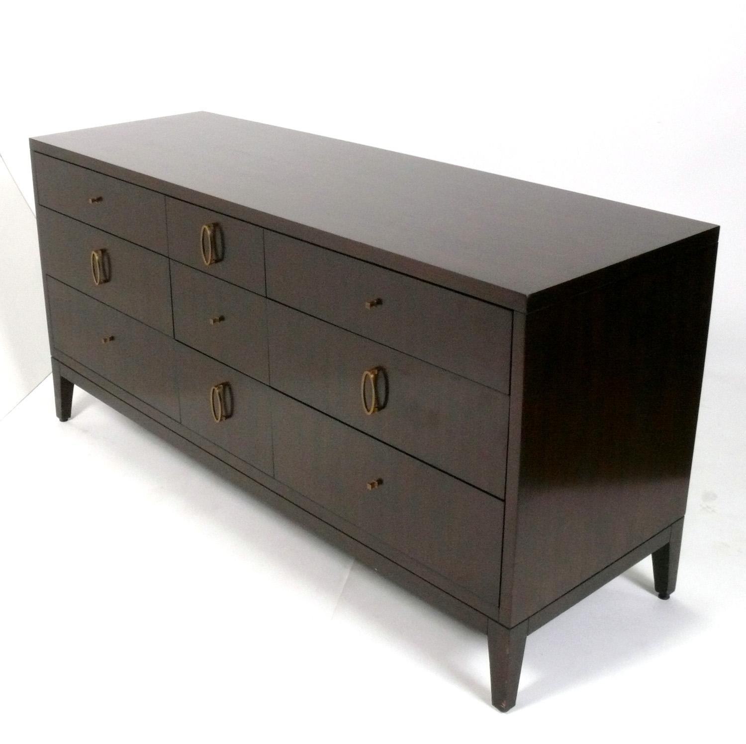 Cassettone o cassettone Eleg, disegnato da Barbara Barry per Henredon, americano, circa anni 2000. Questo pezzo è di dimensioni versatili e può essere utilizzato come cassettone o comò in una camera da letto, oppure come credenza o bar in una zona