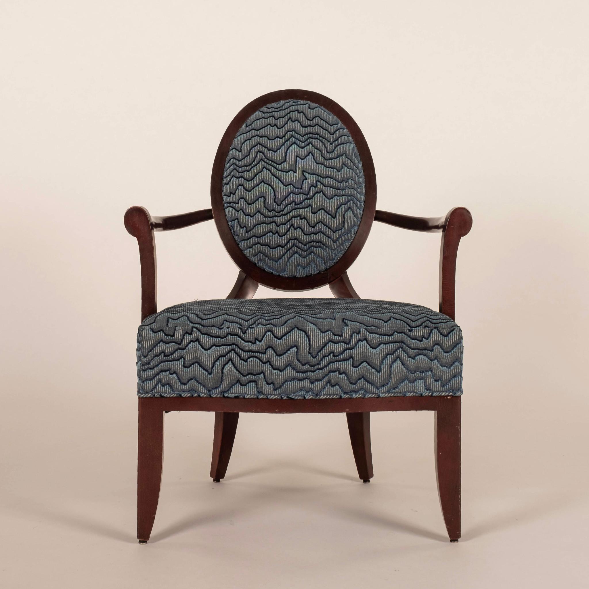 Sedie lounge con schienale a X scultoree, disegnate da Barbara Barry per Baker, appena imbottite e rivestite in Schumacher Zambezi Velvet~ Blue Slate.
