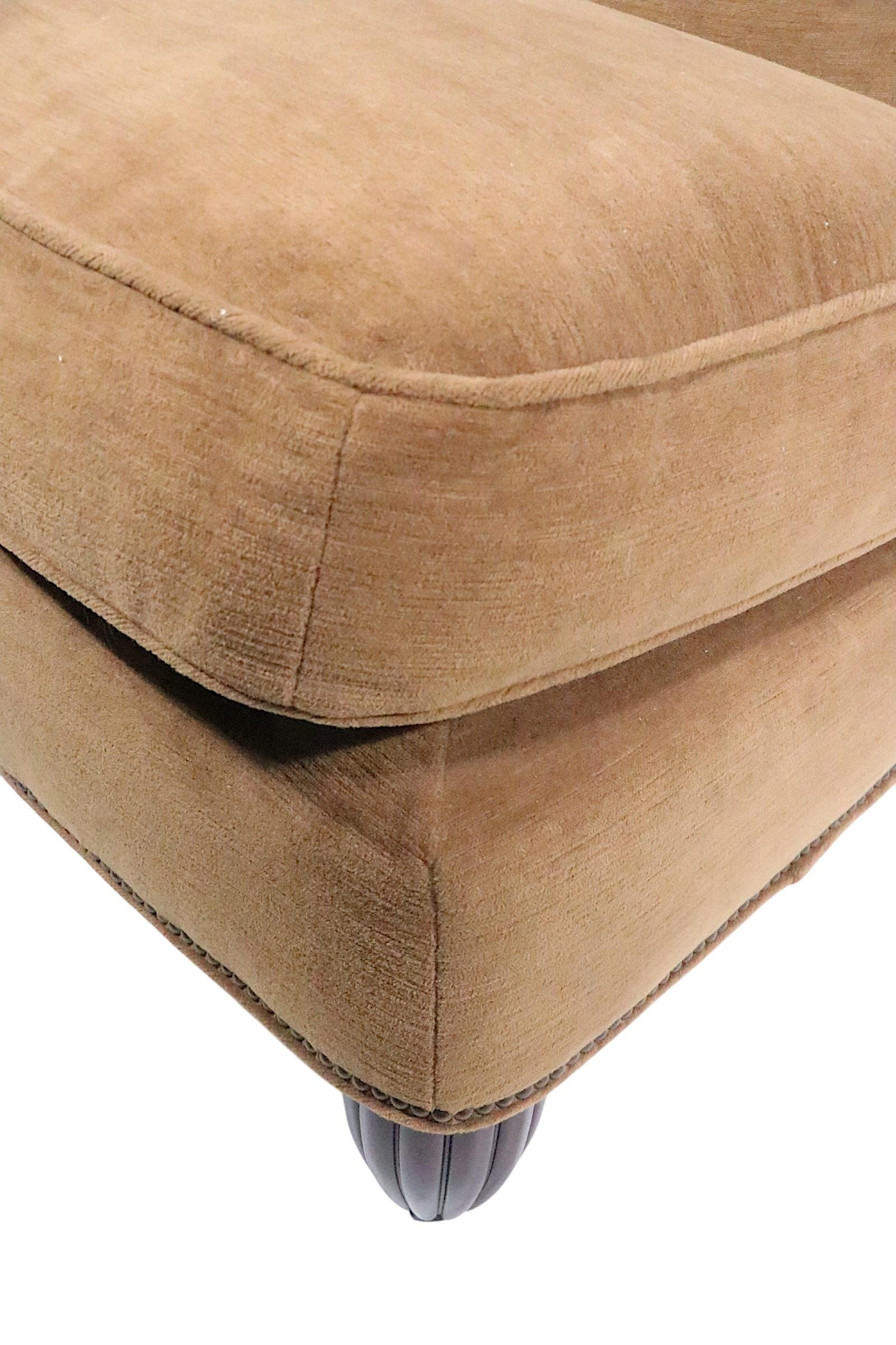 Silla clásica estilo Art Déco y Hollywood Regency, diseñada por Barbara Barry para Baker Furniture, hacia 1980/90. Esta vistosa silla está en excelentes condiciones, original, limpia y lista para usar, mostrando sólo un ligero desgaste cosmético,