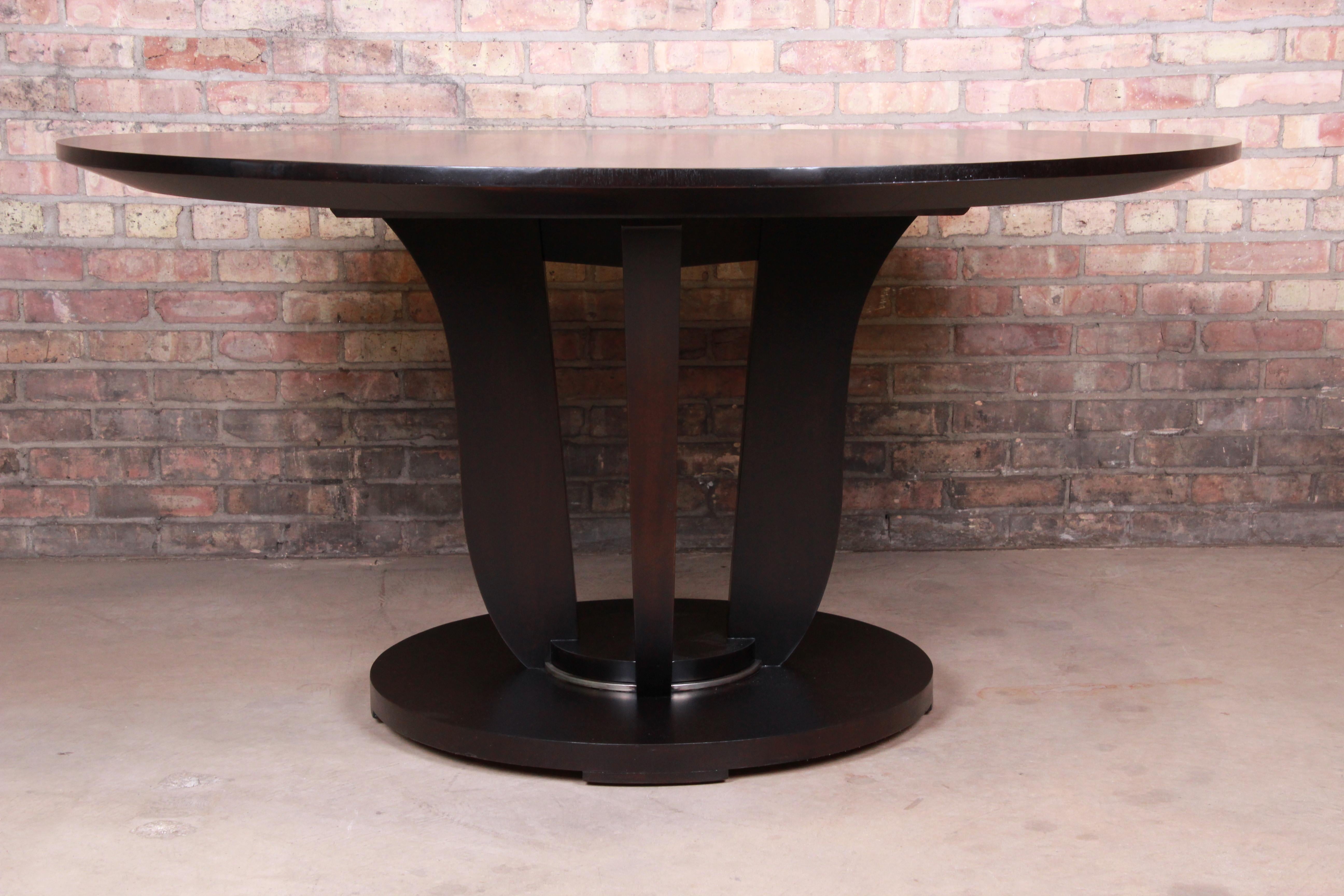 An exceptional modern dark mahogany dining or center table

By Barbara Barry for Baker Furniture

USA, circa 1990s

Measures: 58.13