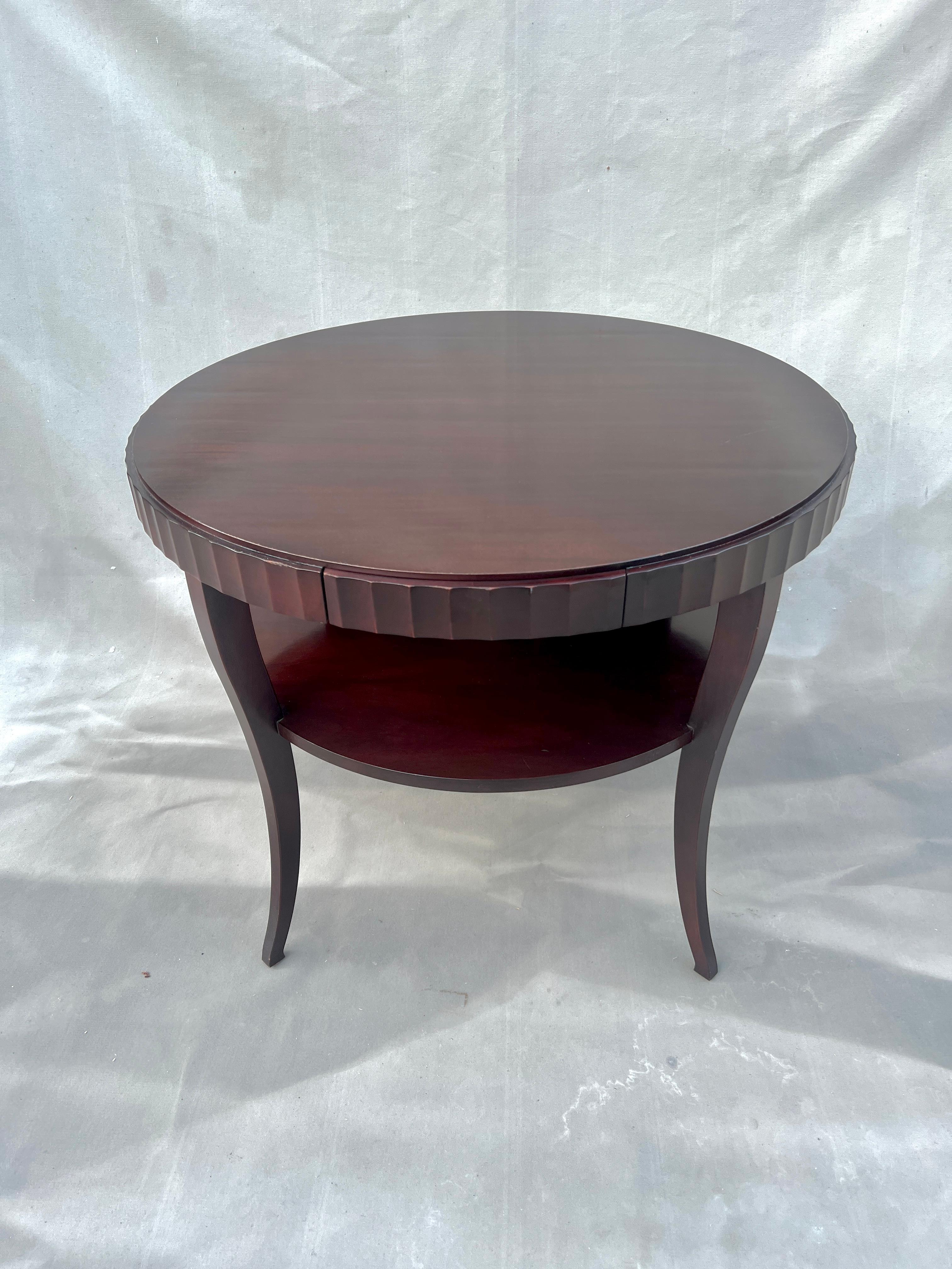 Magnifique table d'appoint à cannelures de la célèbre designer hollywoodienne Barbara Barry.  

La table est en acajou et comporte un tiroir au centre.  Un complément à de nombreuses pièces.  Une merveilleuse table d'appoint ou de chevet dans une