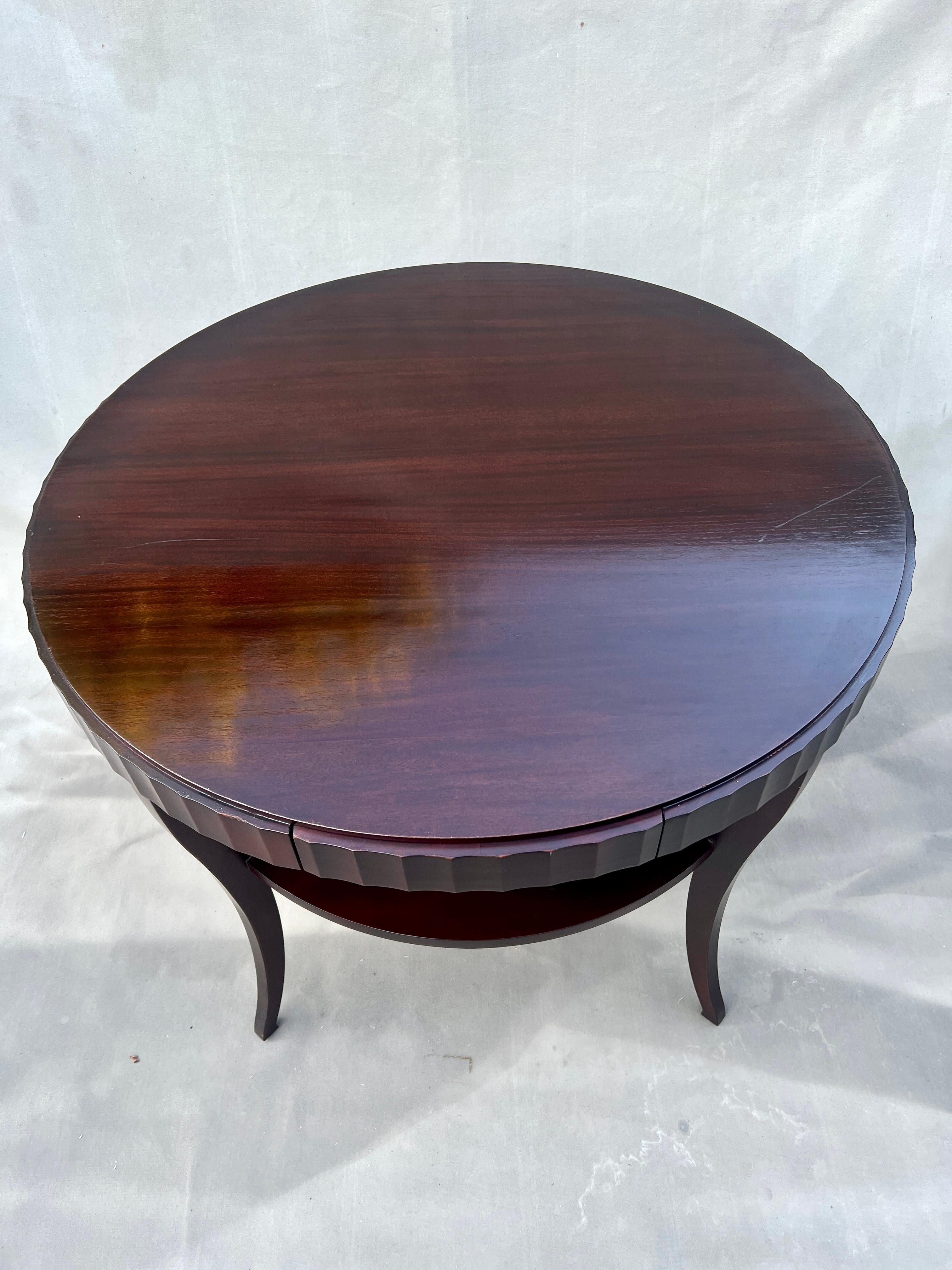 20ième siècle Barbara Barry For Baker Table d'appoint à bord cannelé avec tiroir en vente