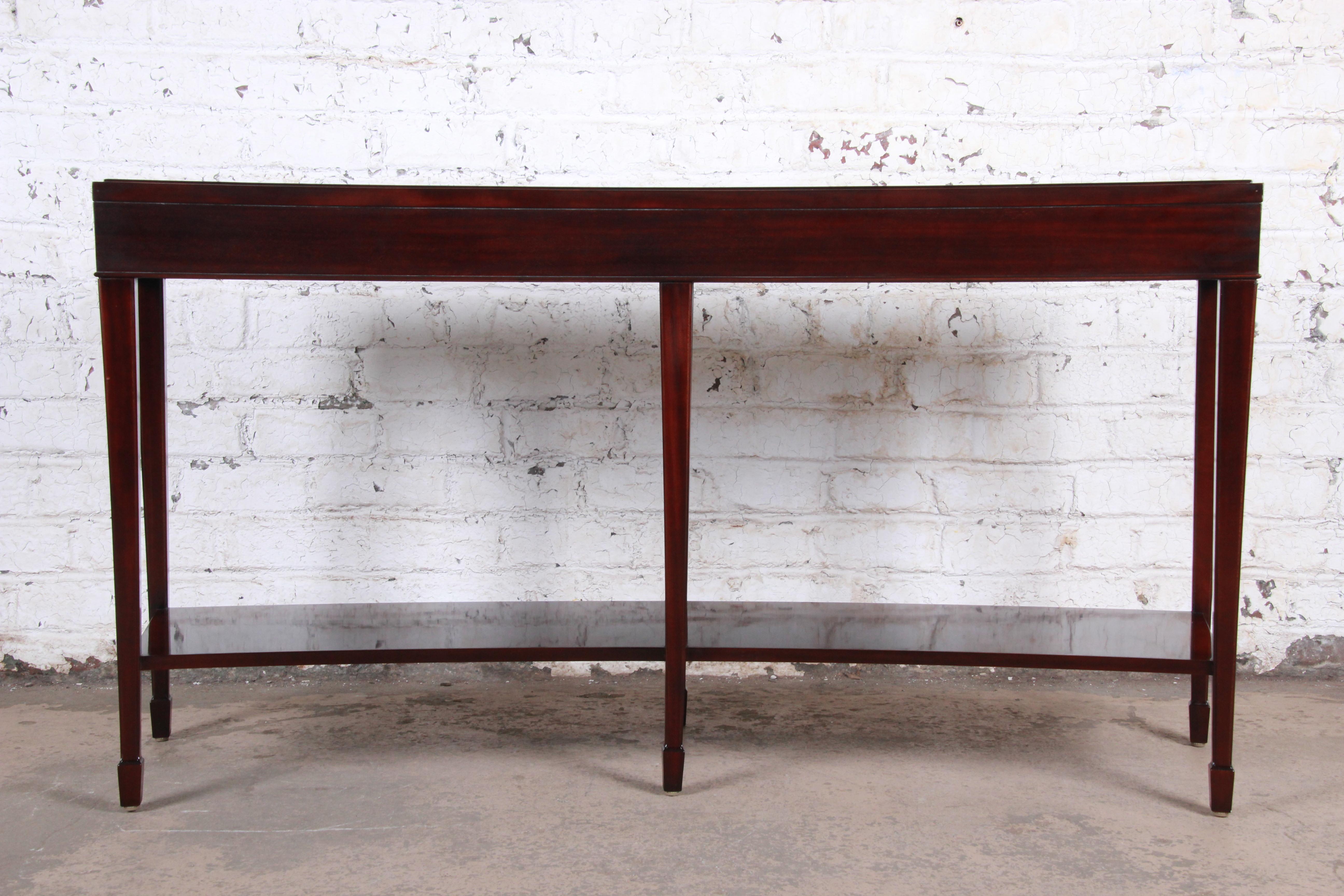 An exceptional modern dark mahogany curved console or sofa table

Designed by Barbara Barry for Baker Furniture

USA, Circa 1990s

Measures: 64
